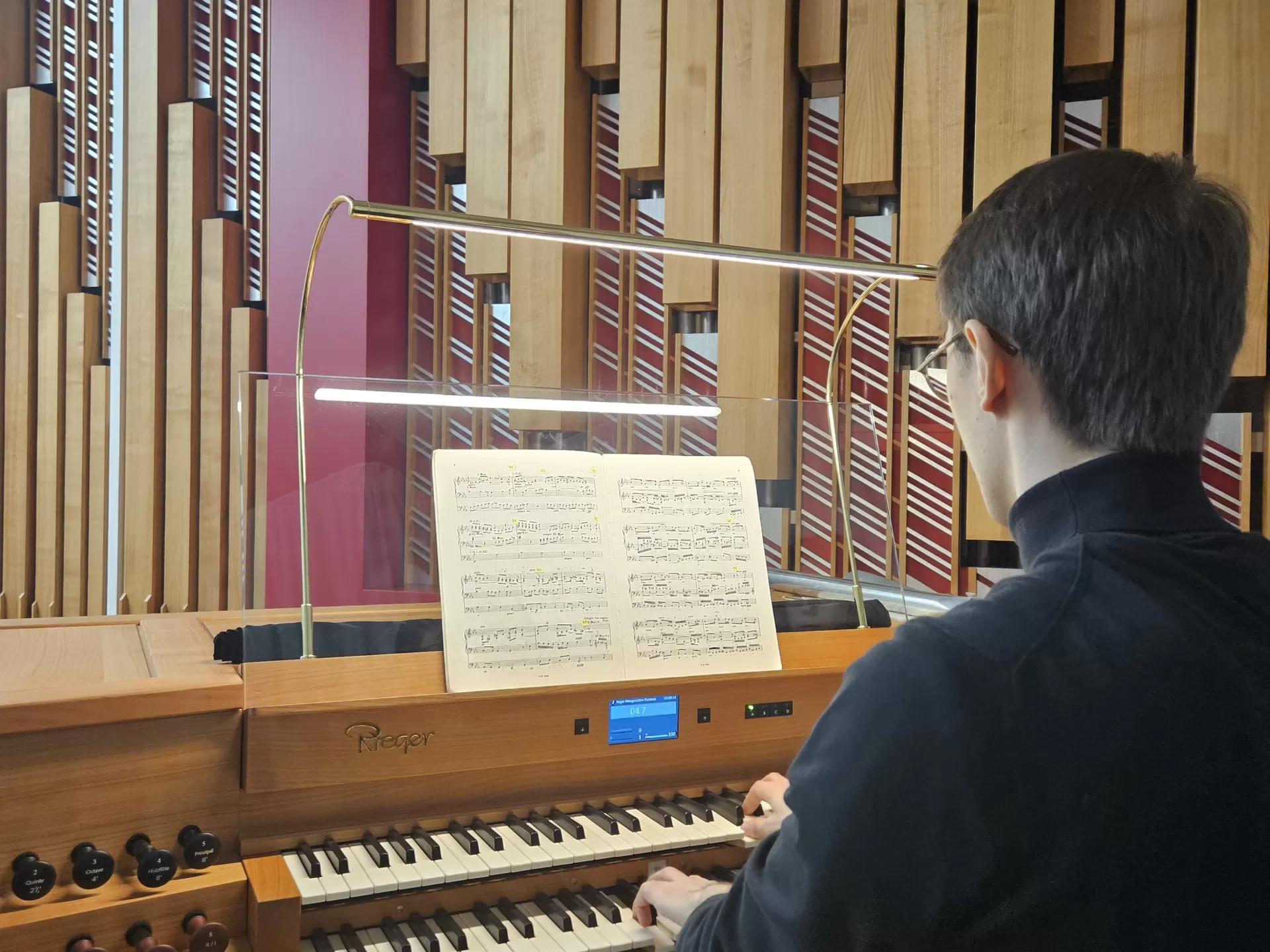 Student spielt an der Orgel