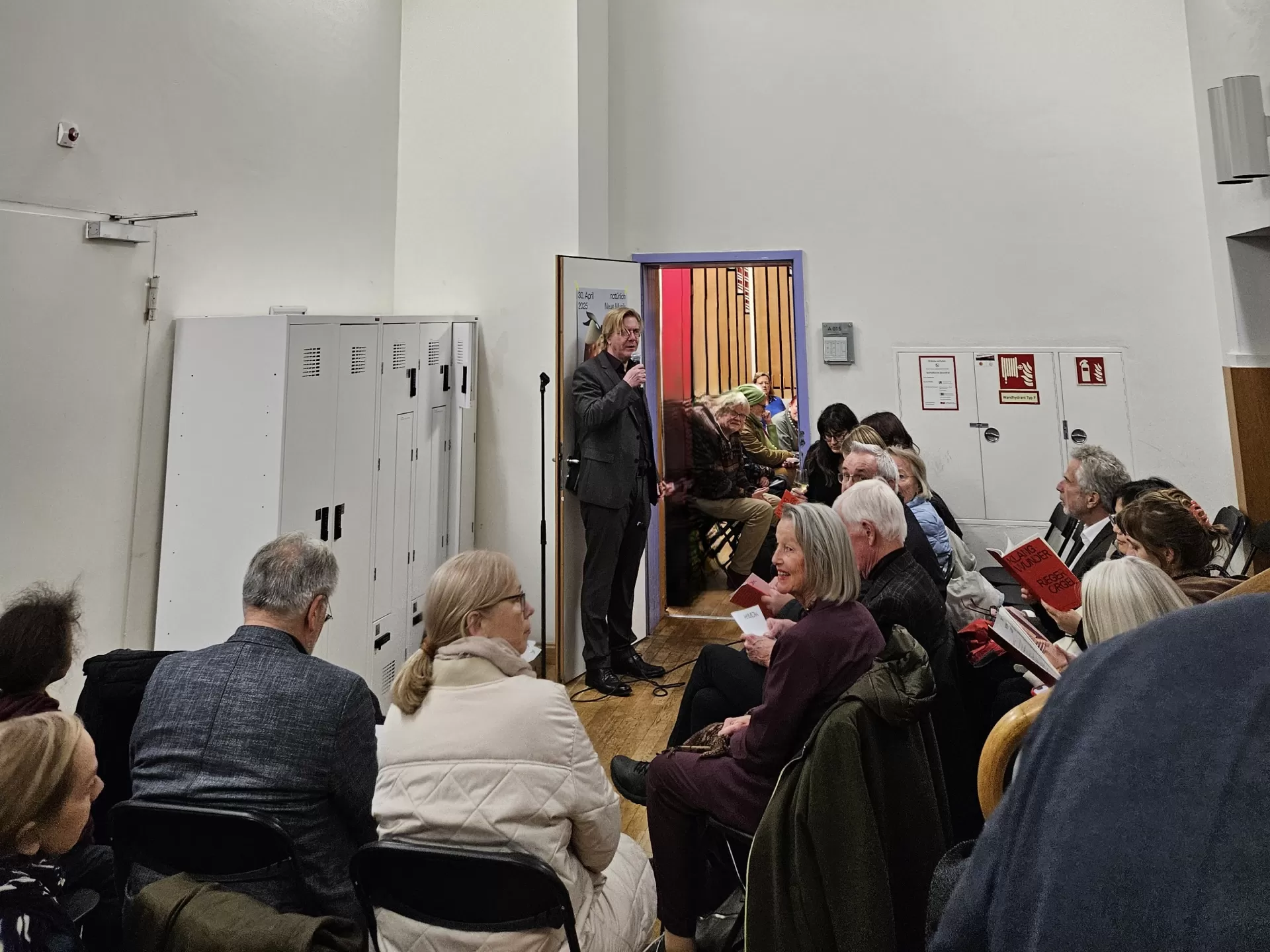 Anmoderation zur Orgelsoirée durch Carsten Wiebusch, sehr viel Publikum