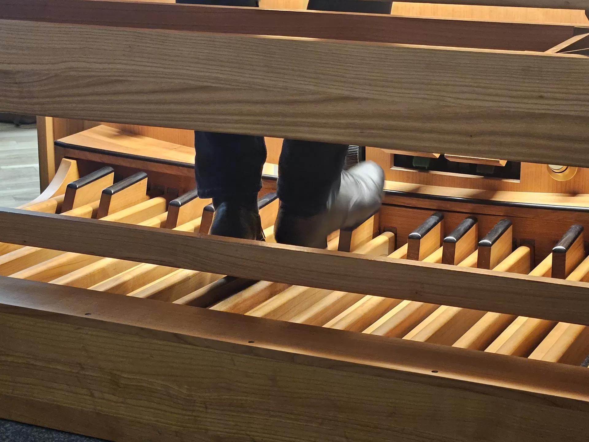 Blick auf die Füße der Organistin