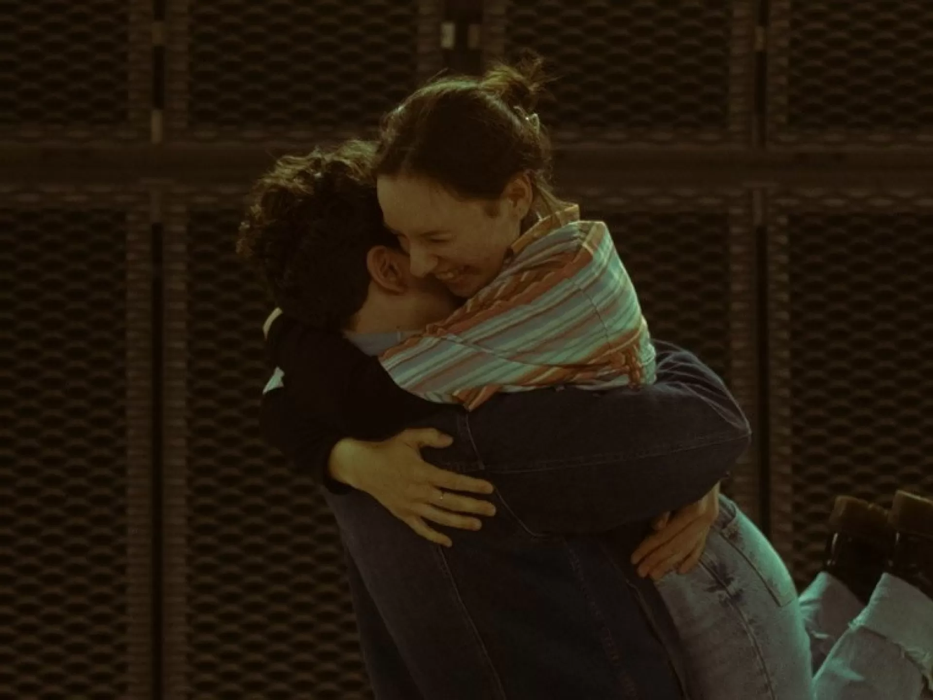 Schauspielerin wird von Spielpartner hochgehoben