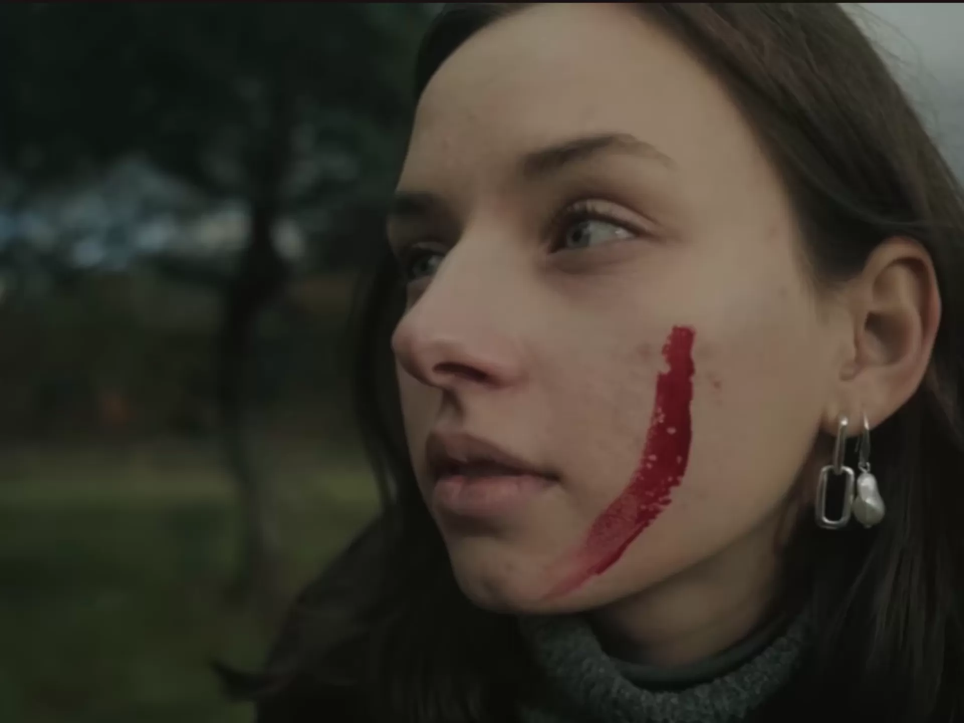 Schauspielerin mit Blut auf der Wange