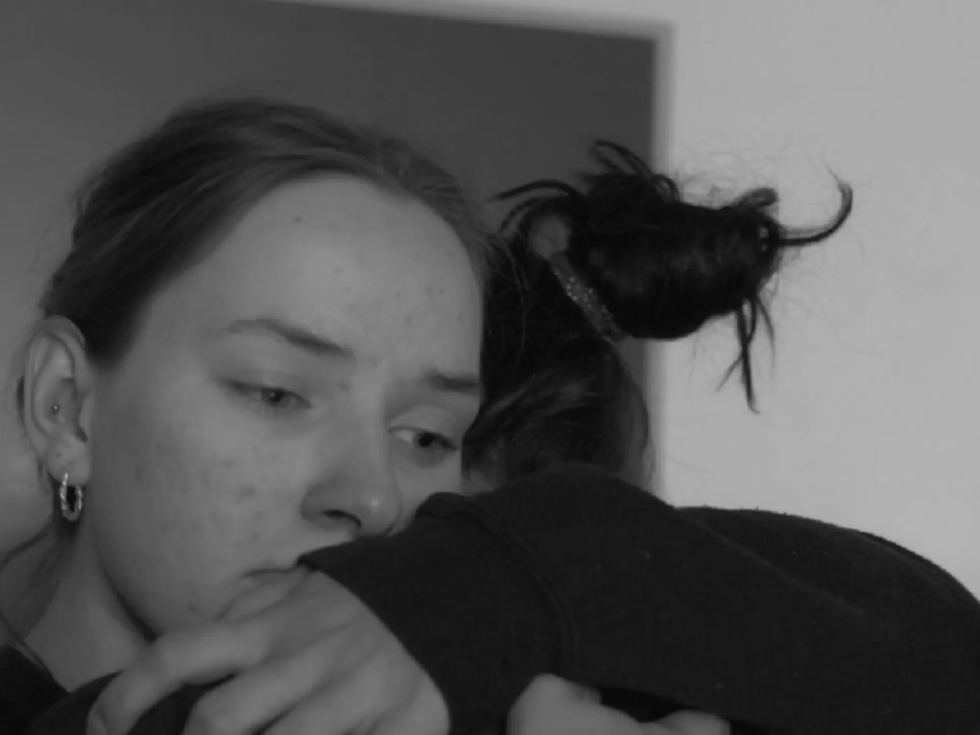 Schauspielerin in Abschiedsumarmung