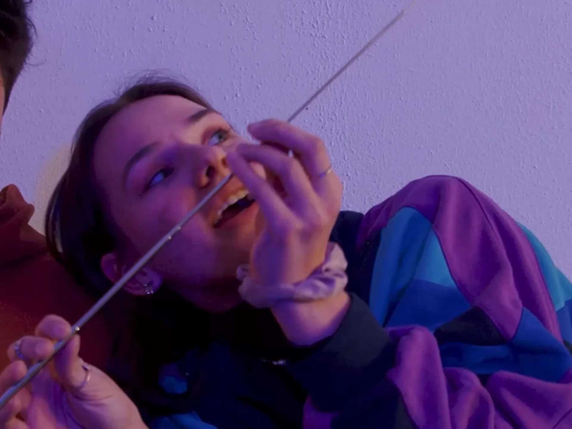 Schauspielerin ist high und betrachtet eine Radioantenne