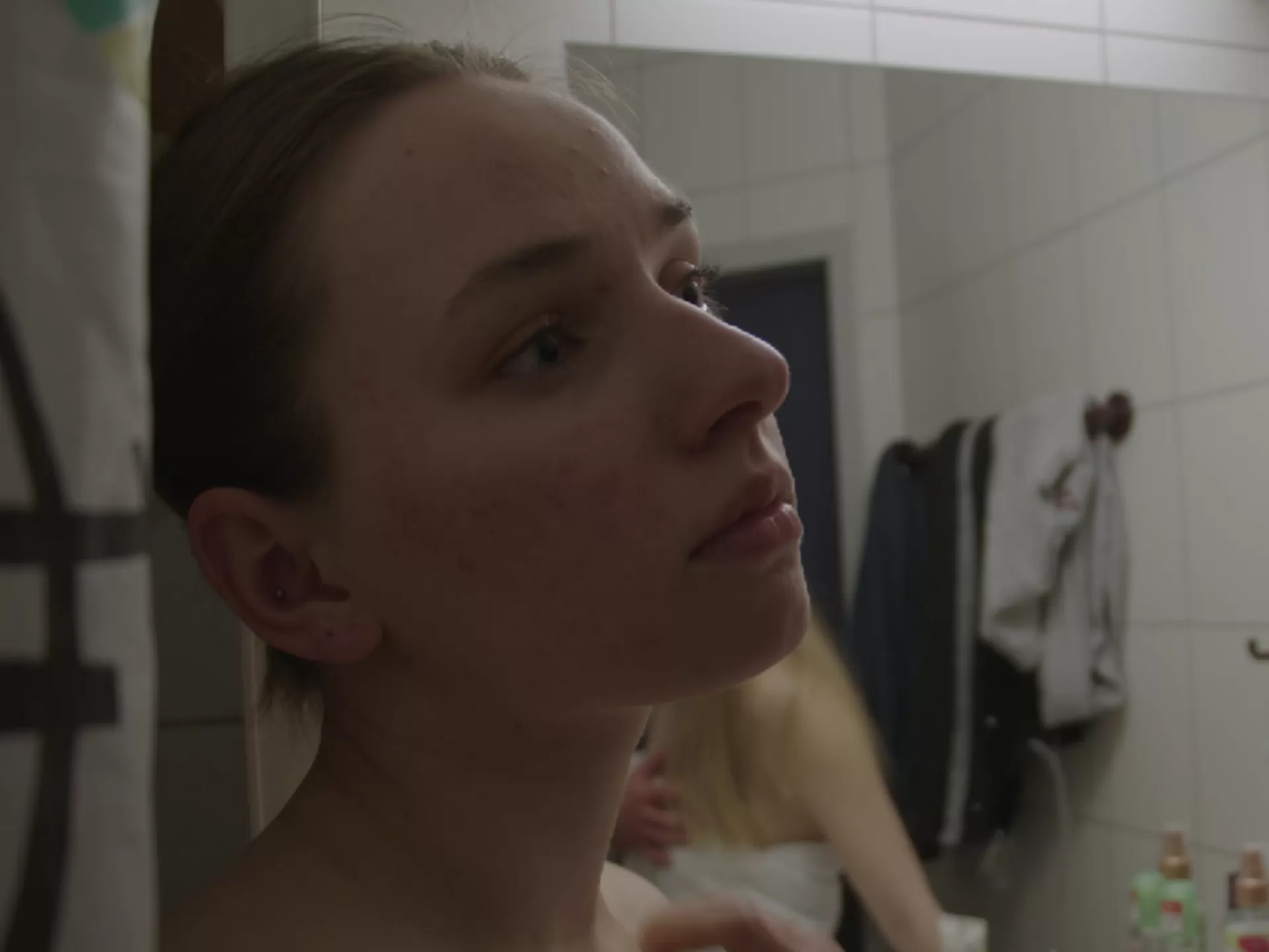 Schauspielerin im Badezimmer