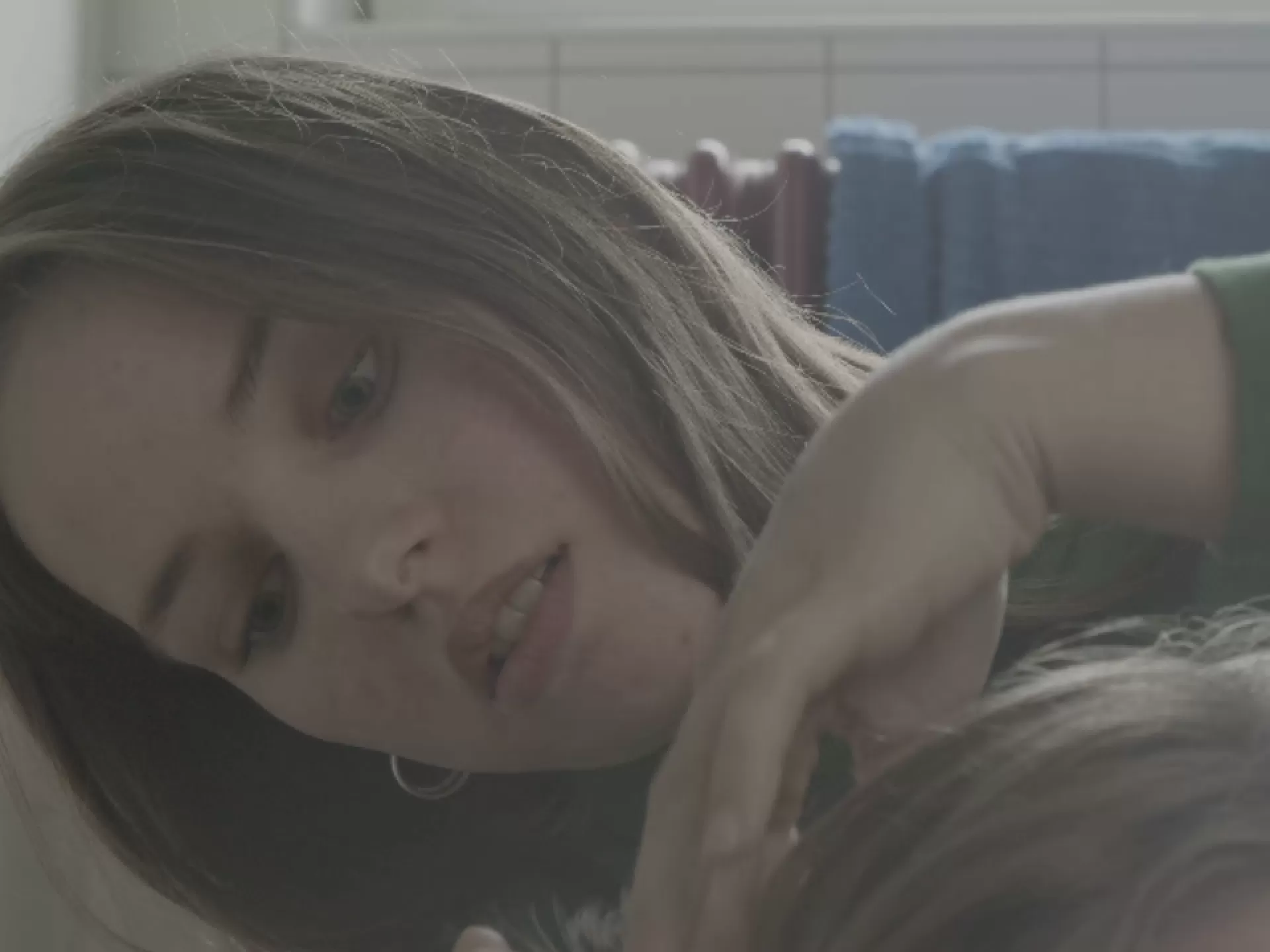 Schauspielerin schneidet einem anderen Schauspieler die Haare