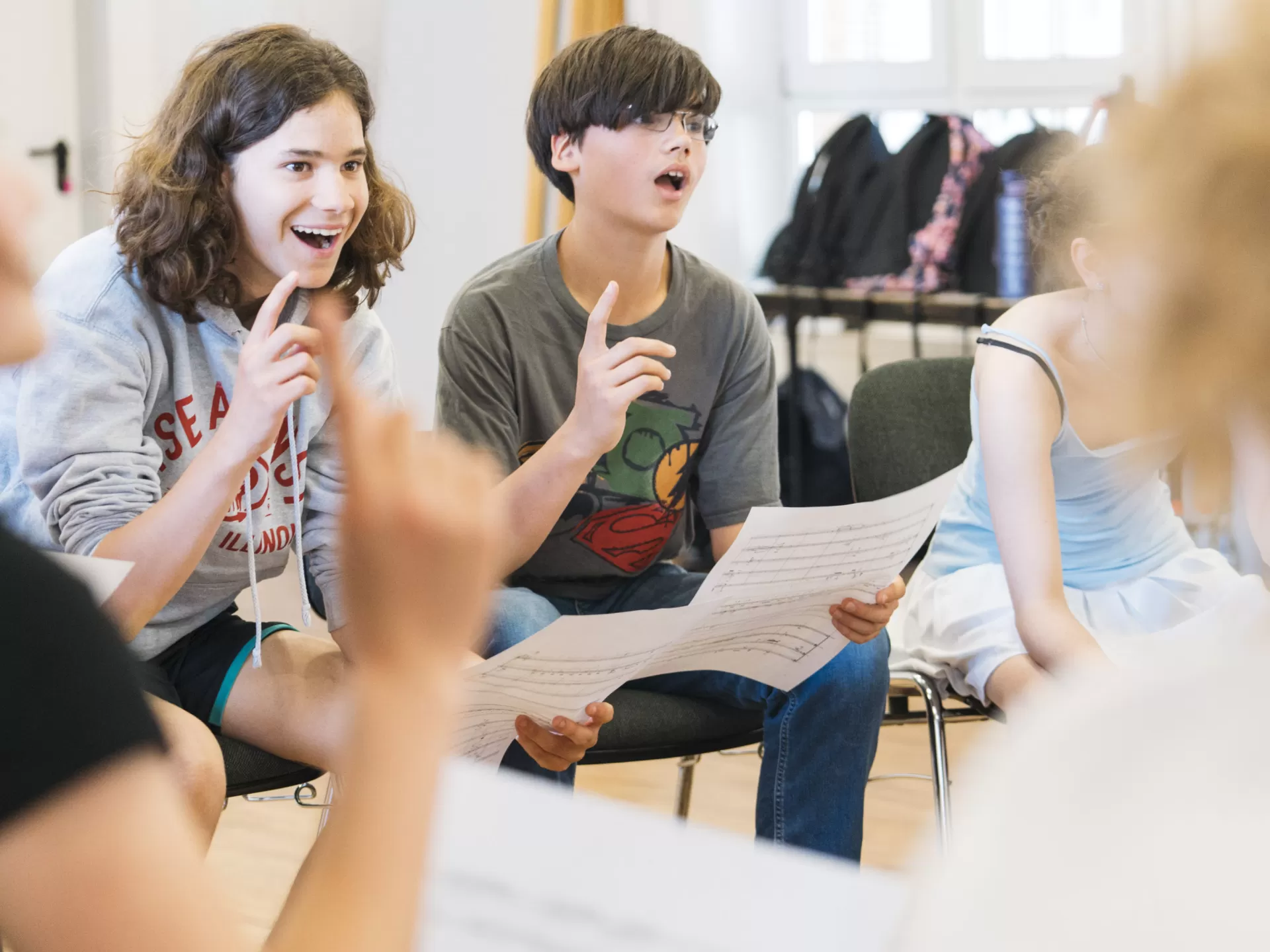 Zwei Schüler singen gemeinsam.