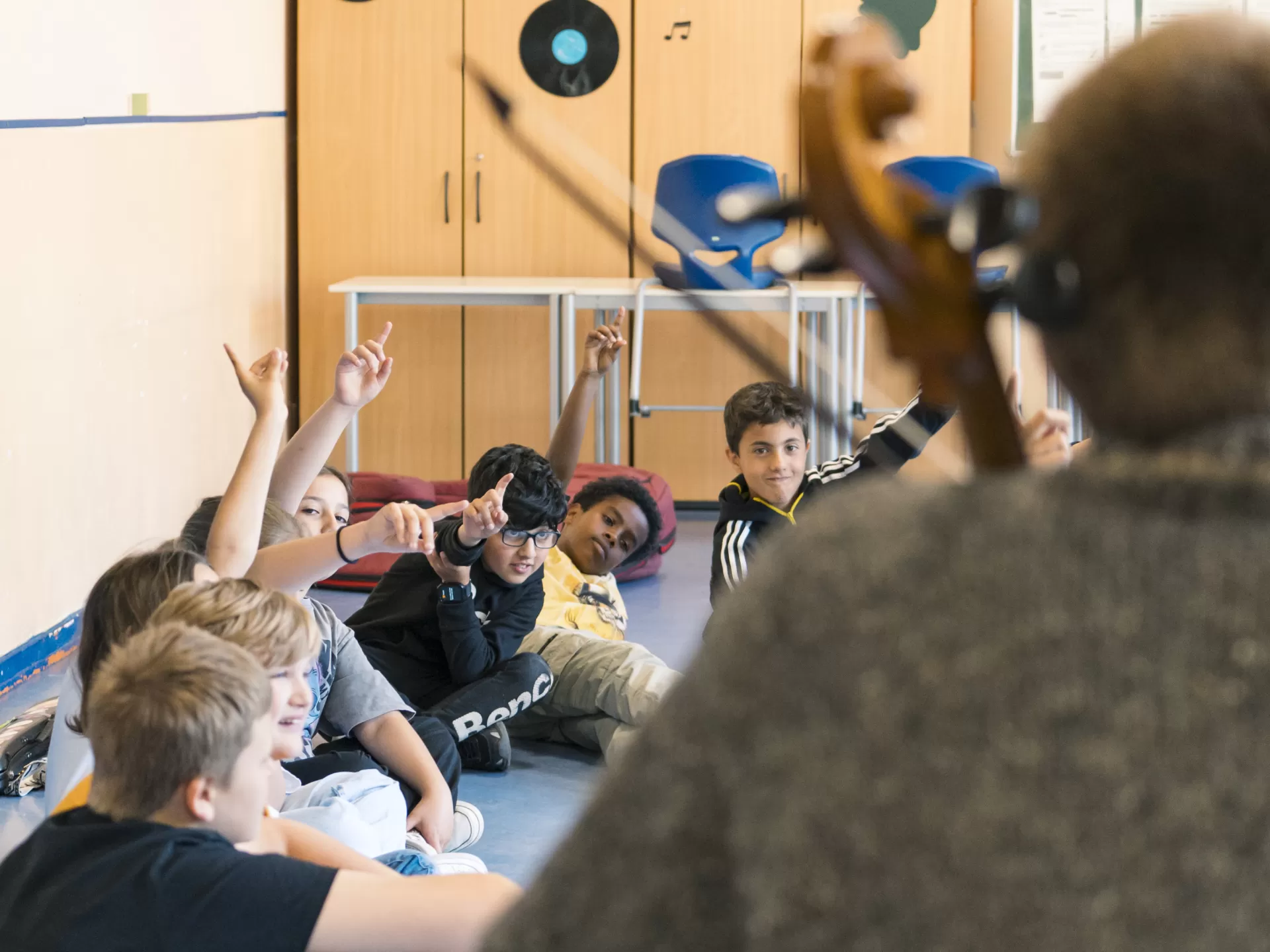 Schüler*innen melden sich bei einer Instrumentenvorstellung