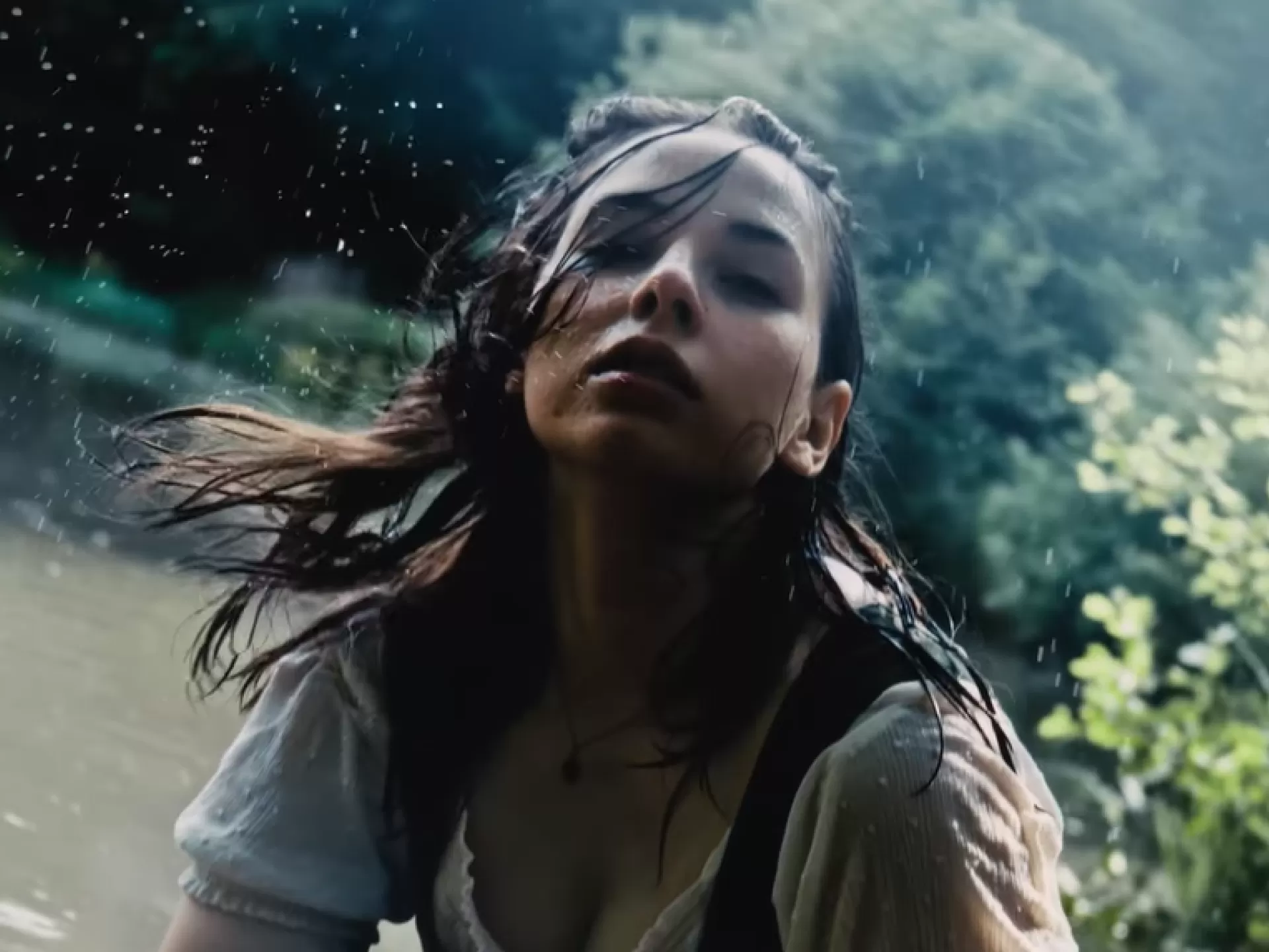 Schauspielerin im Waldsee