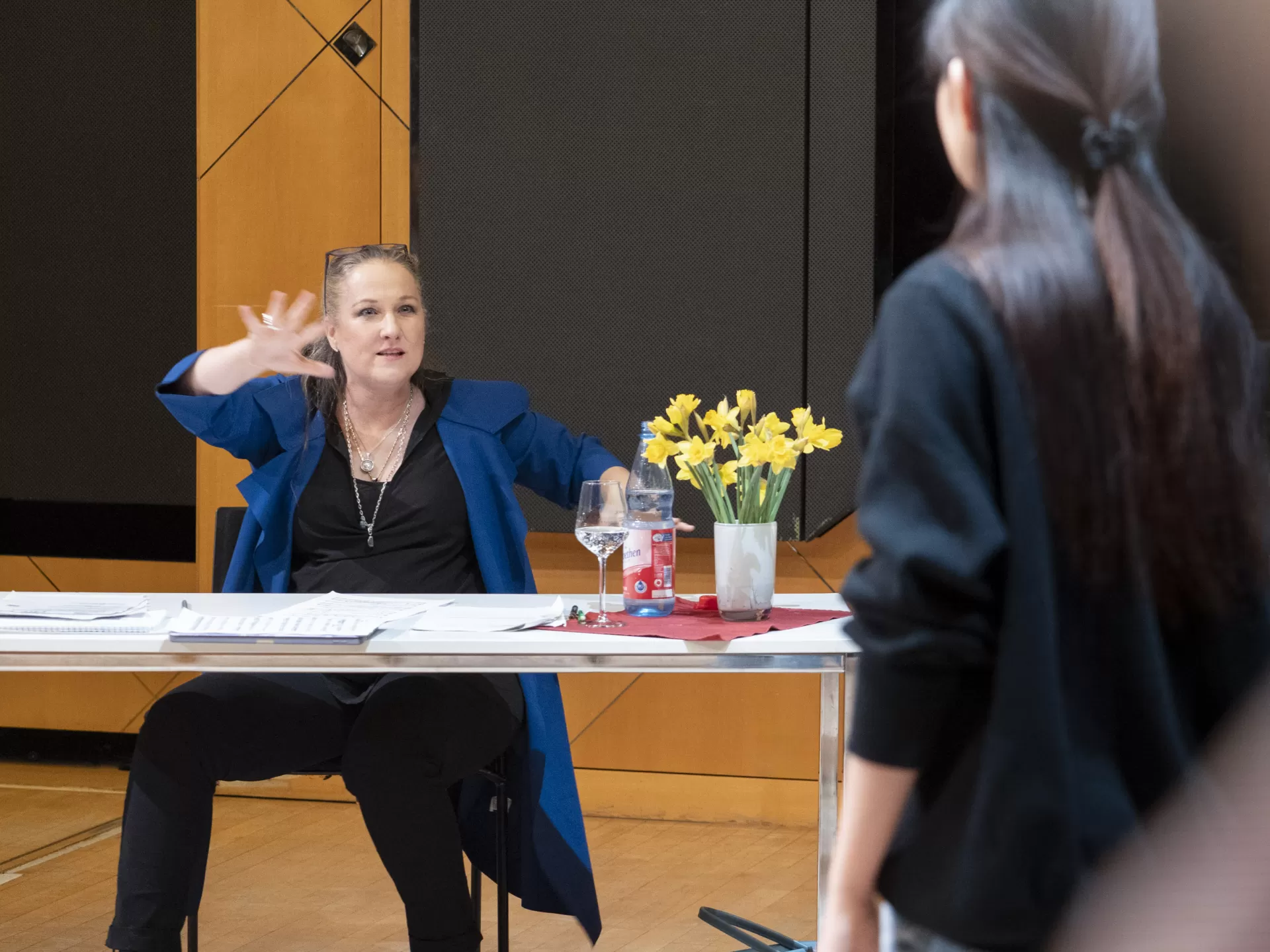 Diana Damrau im Gespräch mit einer Studentin im Kleinen Saal
