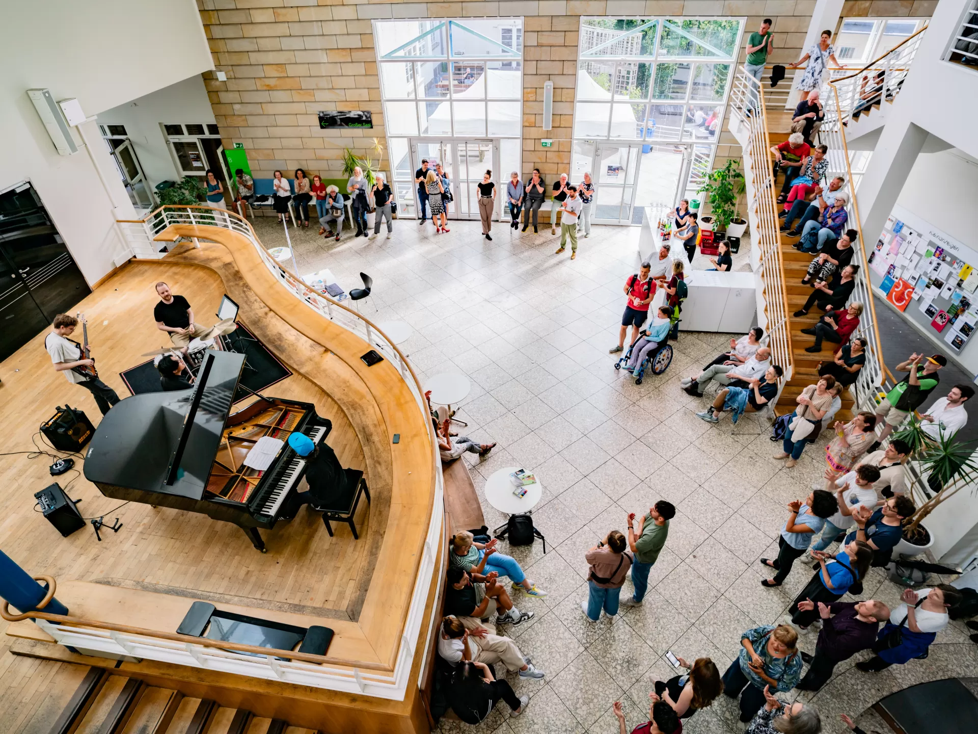 Beginn der Earth Night, Ansicht vom oben, gut besucht