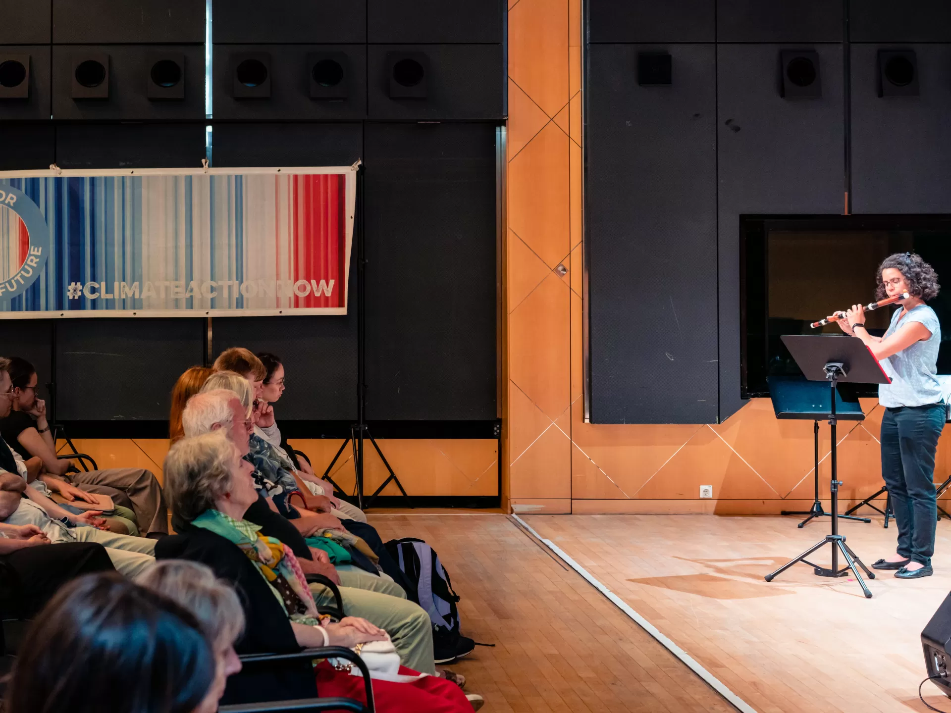 Léa Villeneuve, Tra­vers­flö­te Auftritt bei der Earth Night