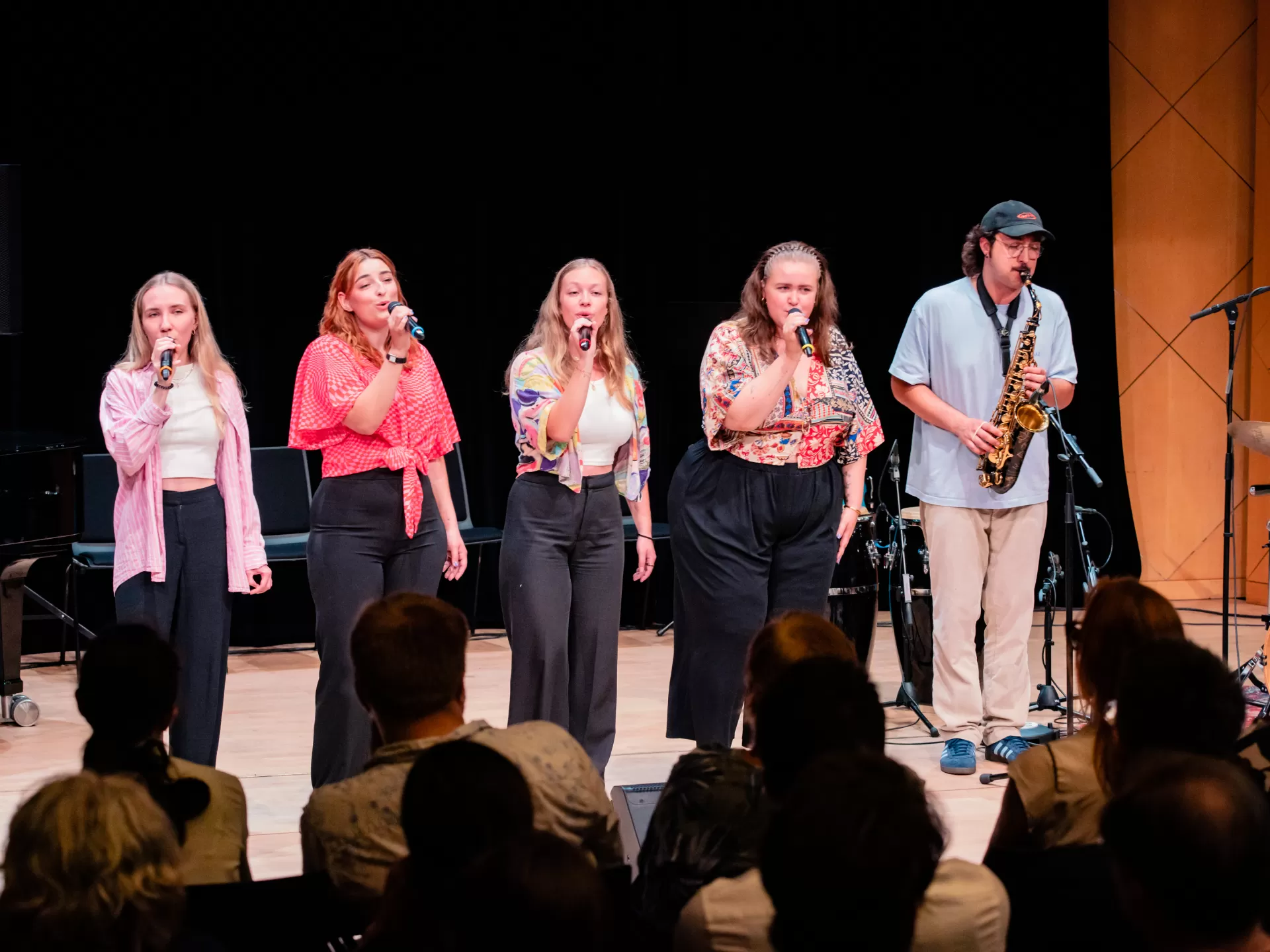 Soulband Vocals und Saxophon, Paula Hagemann, Annika Noll, Nina Hartwig, Hannah Ringmayer, Emanuele Gibilisco