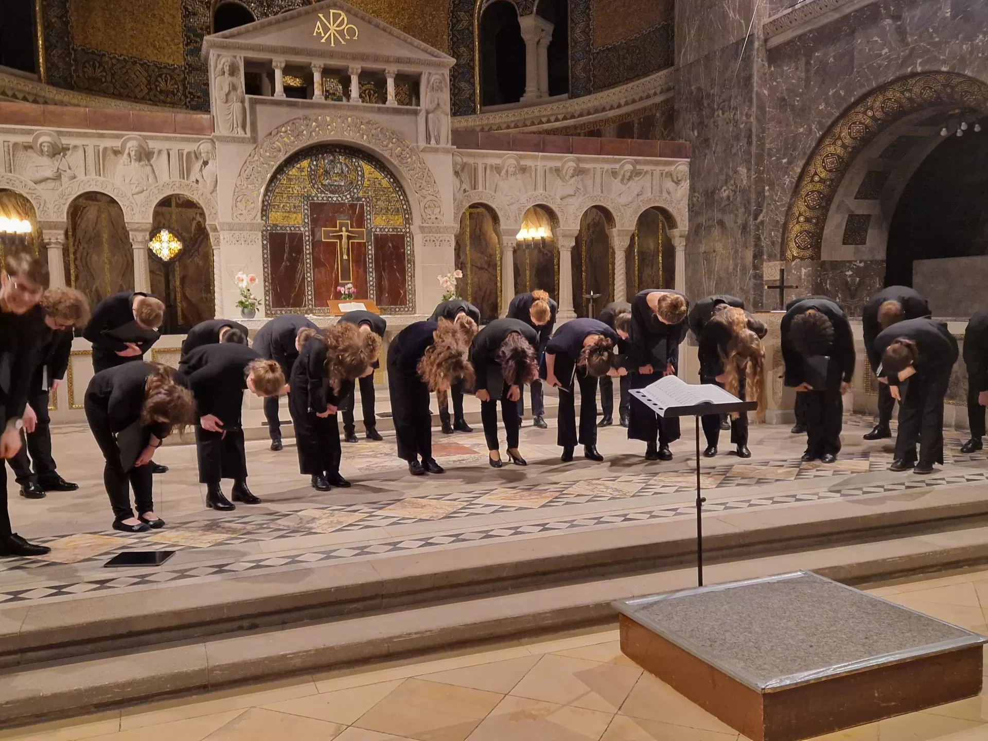 Die Mitglieder des StudioChors verbeugen sich im Altarraum der Erlöserkirche.