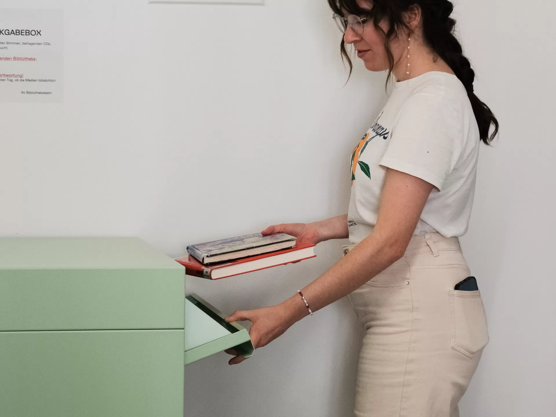 eine Studierende wirft Medien in die Rückgabebox