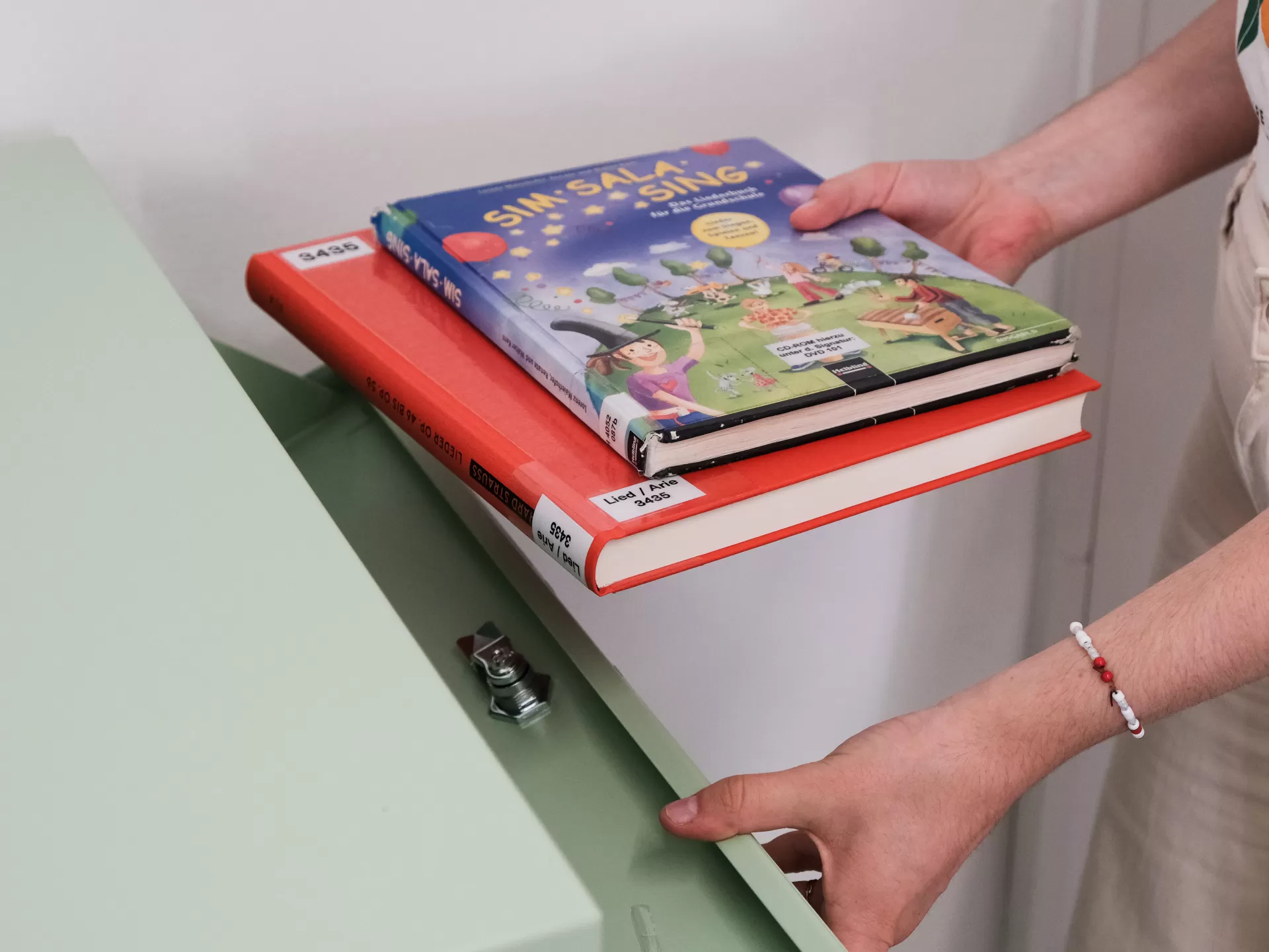 So werden die Medien geschont: bitte mit dem Buchrücken voran einwerfen!