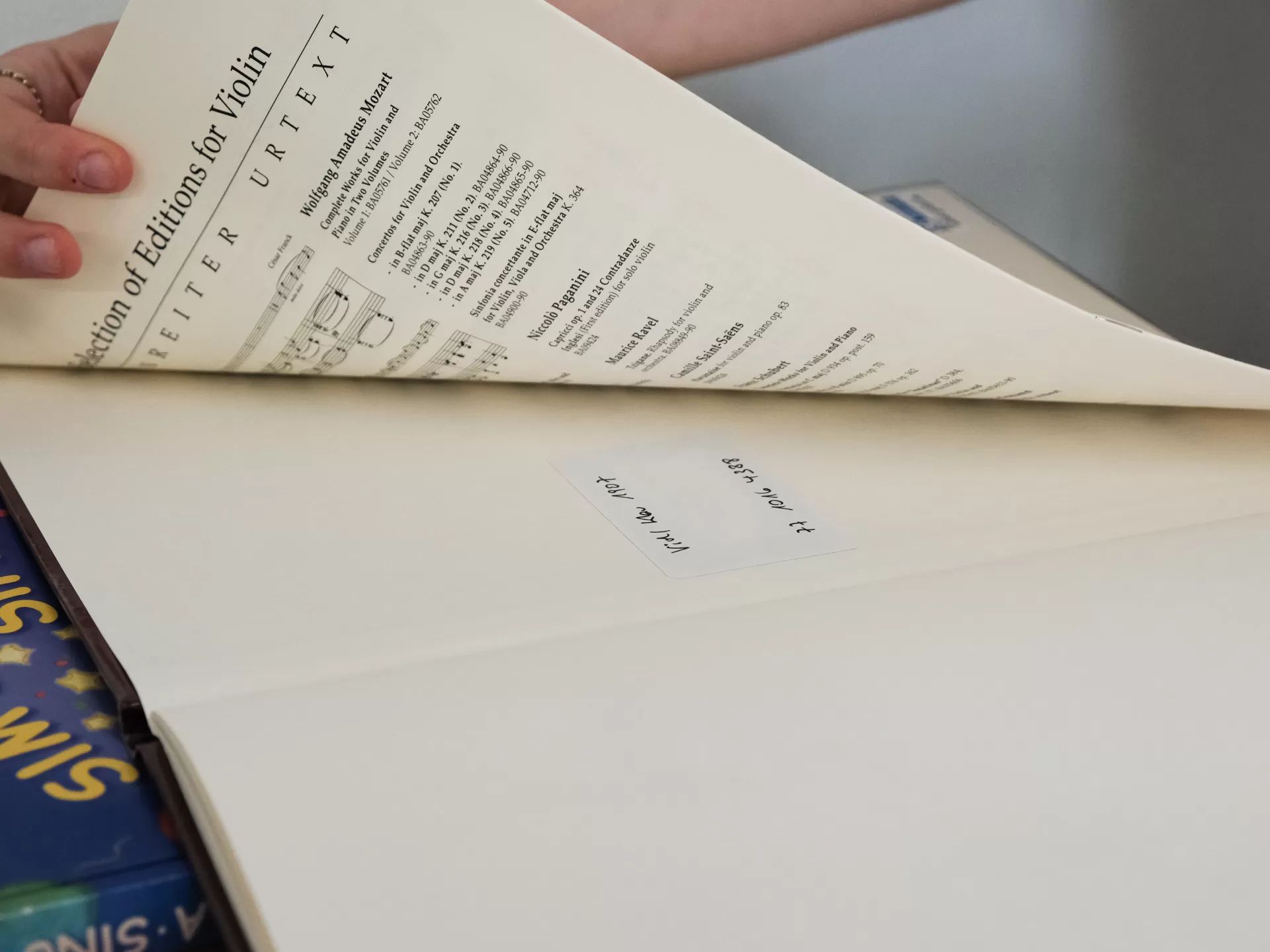 Die Studierende prüft, ob alle Stimmen vorhanden sind.