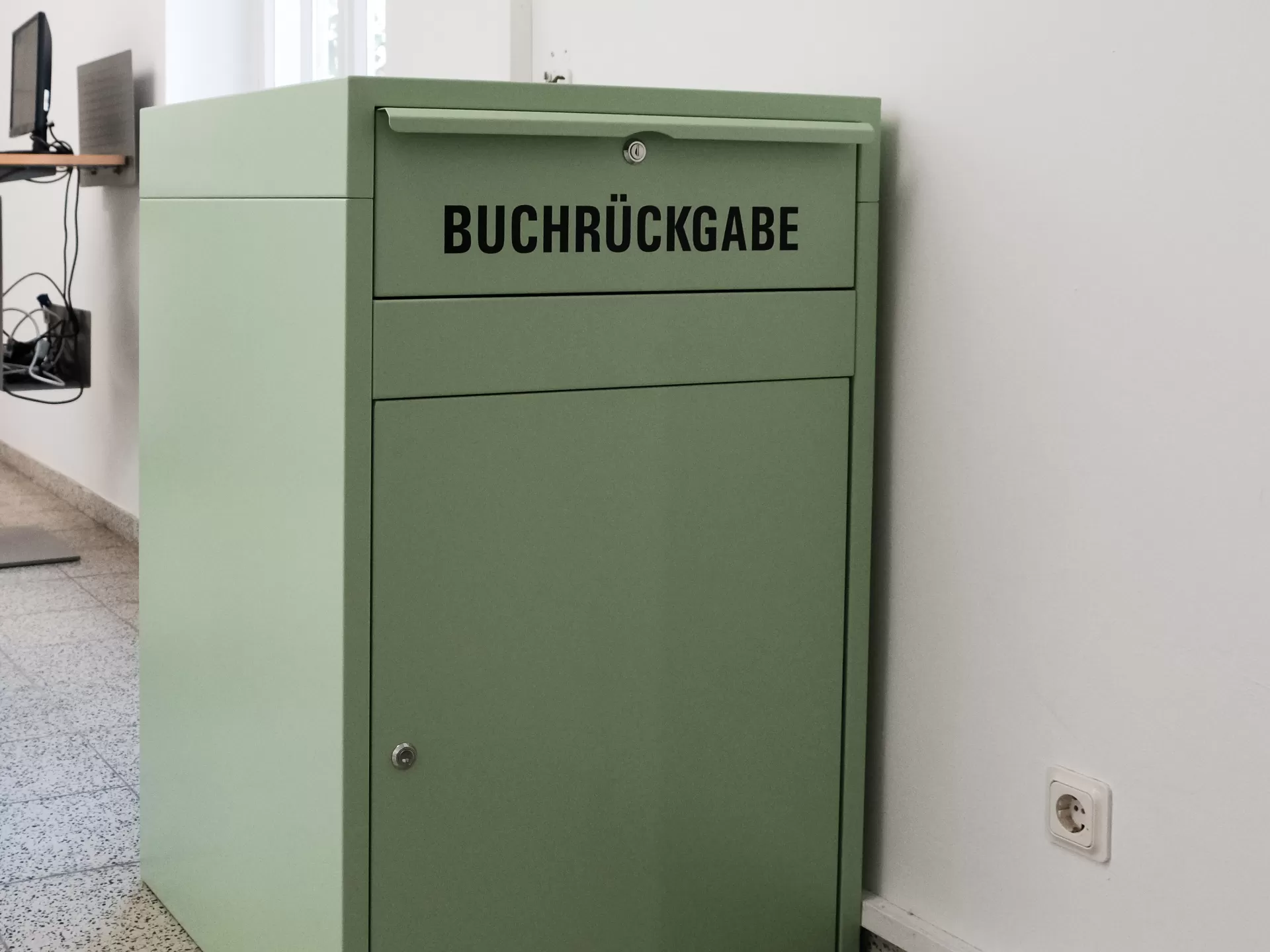 Die Medienrückgabebox der Bibliothek