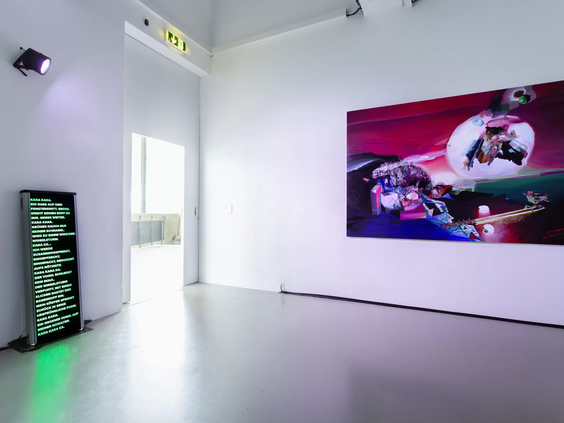 ein weißer Raum. Auf der rechten Wand ein großes Gemälde in bunten Farben, abstrakte dystopische Formen. Rechts an der Wand eine schmale Tafel mit Neonschrift