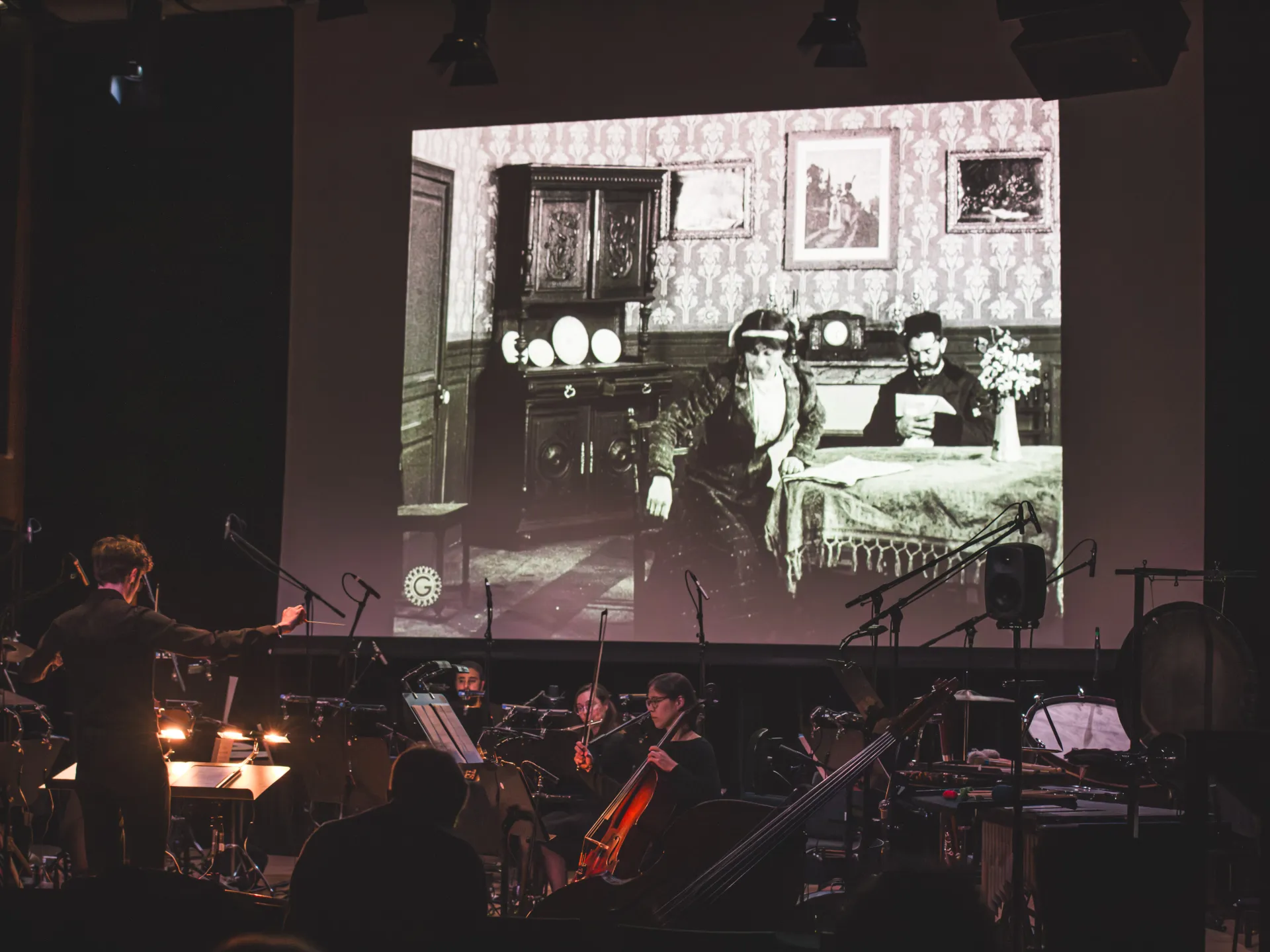 Leinwand Orchester + im Vordergrund