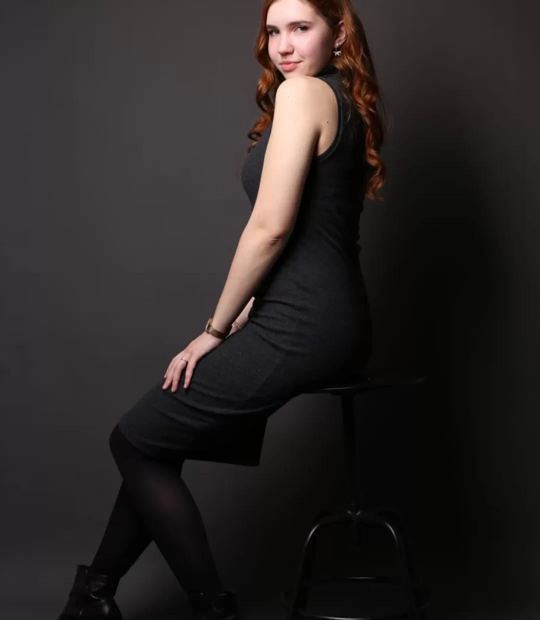 Anna Turowez. Auf einem Stuhl sitzend. Lächelnd.