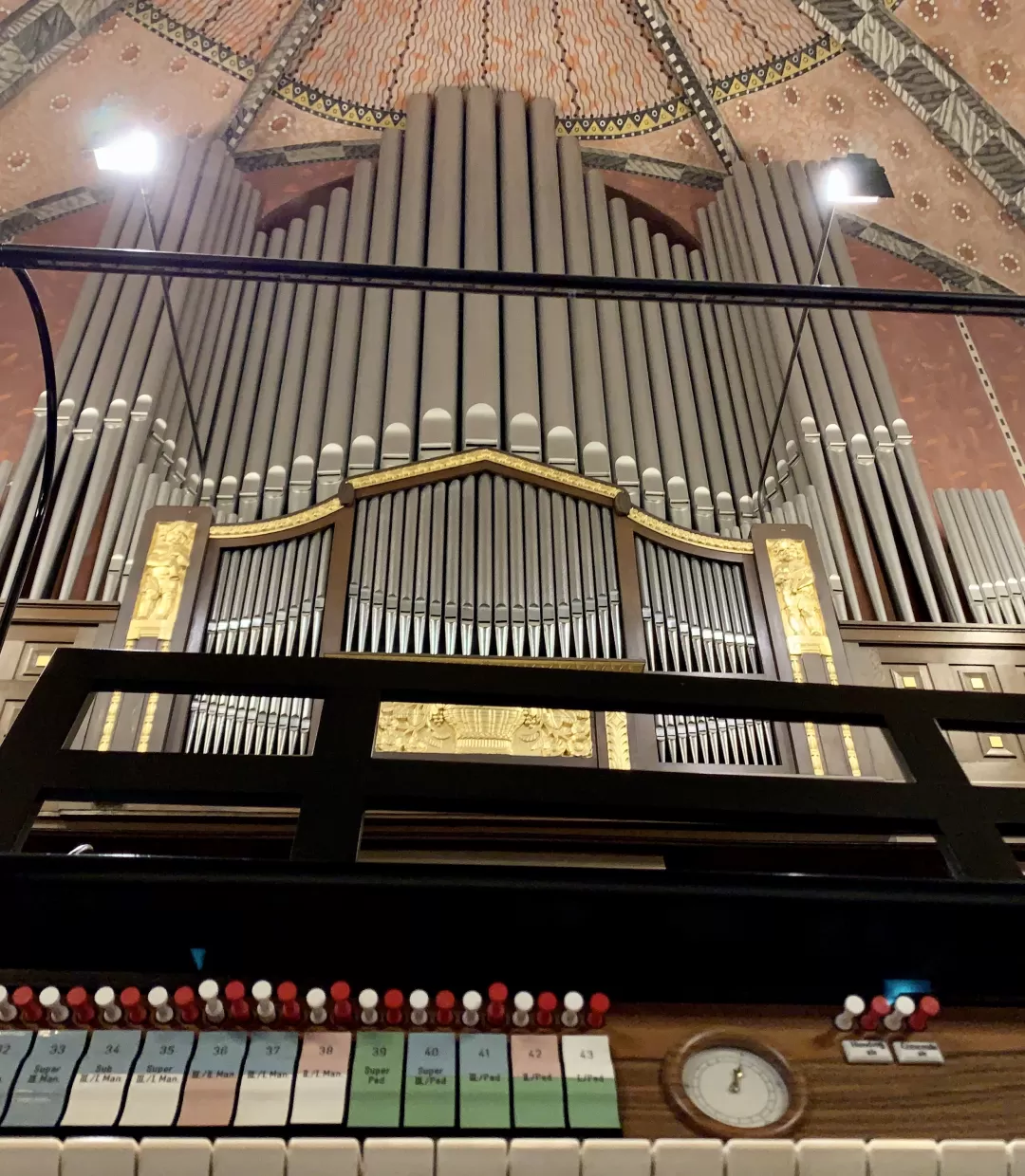 Blick vom Spieltisch auf den Prospekt der Walcker-Orgel, Lutherkirche Wiesbaden