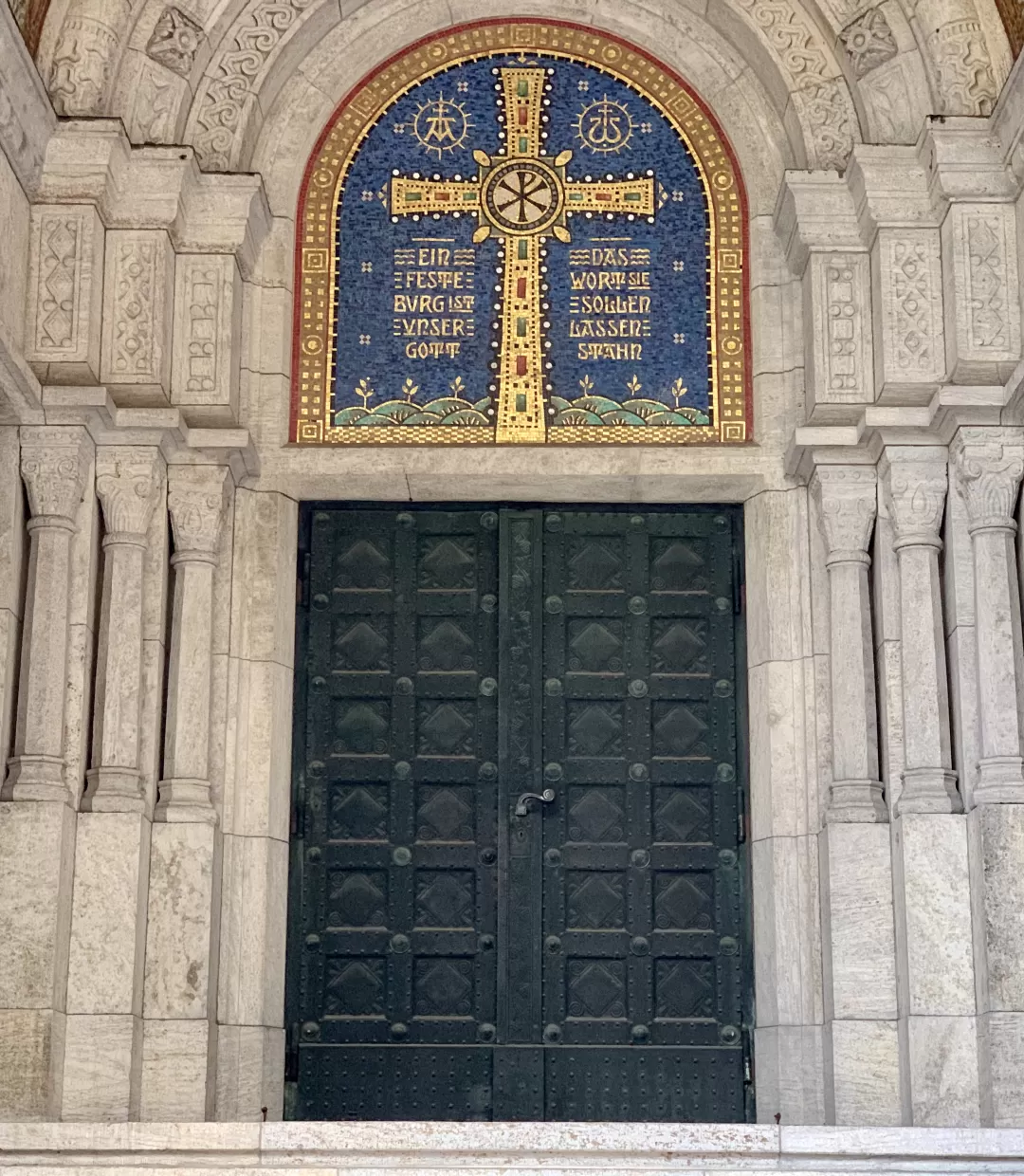 Eingangstür der Lutherkirche Wiesbaden