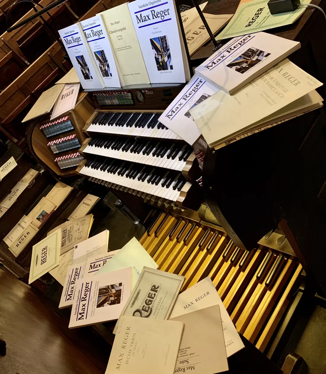 Viele Reger Noten auf dem Spieltisch der Walcker-Orgel der Lutherkirche Wiesbaden