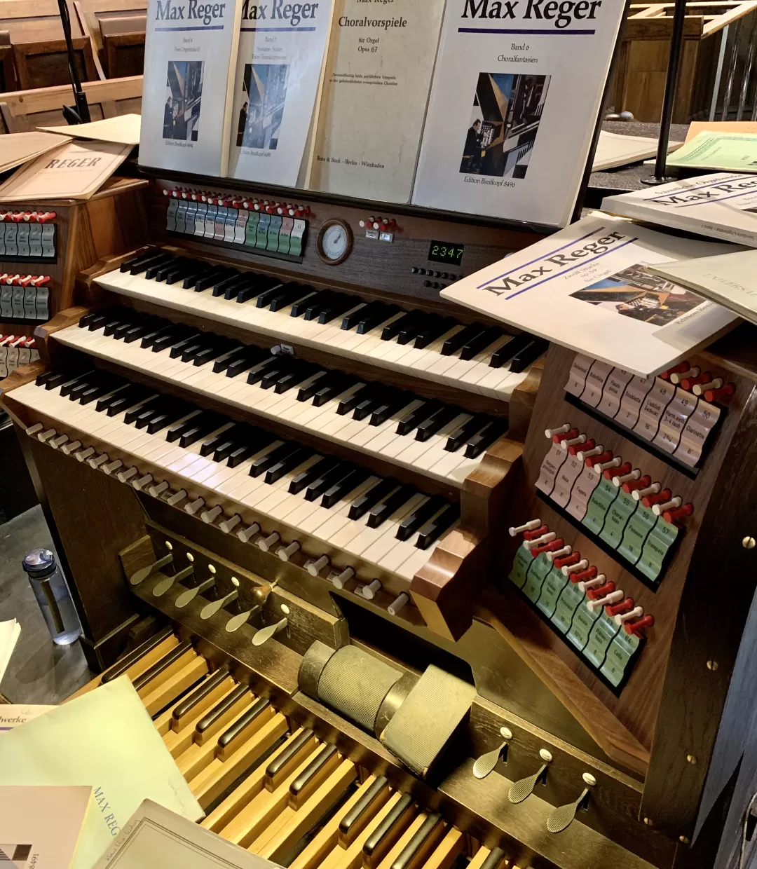 Spieltisch der Walcker-Orgel mit sehr vielen Notenheften von Reger.