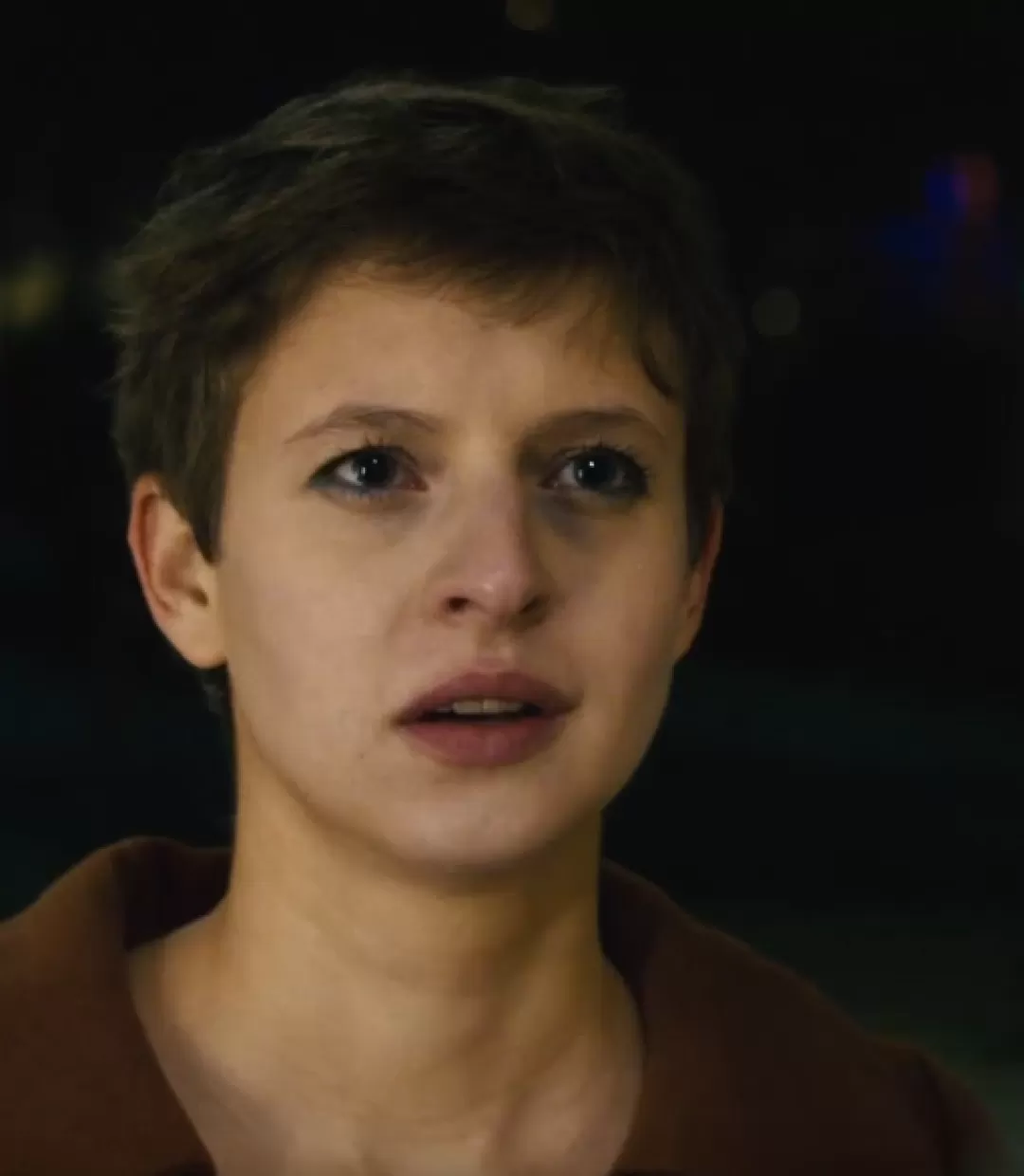 Portrait einer Frau, die angespannt nach vorne schaut.