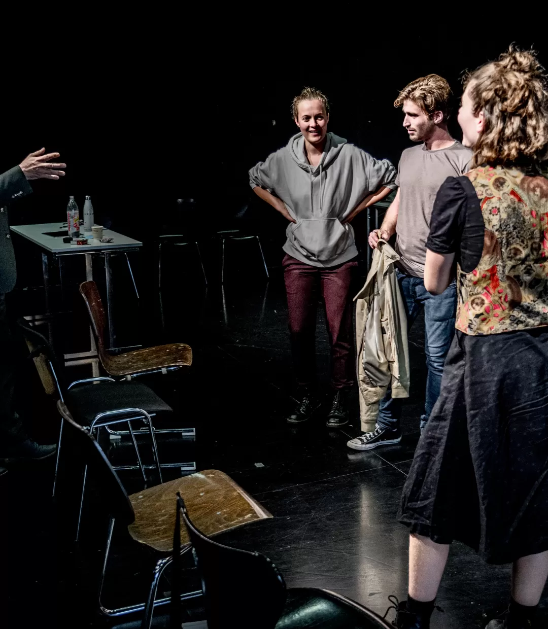 Regisseur Andreas Kriegenburg mit den Studierenden des 4. Jahrgangs Schauspiel.