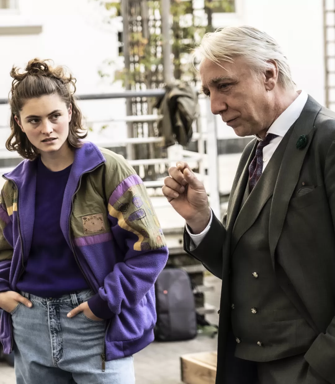 Regisseur Andreas Kriegenburg im Gespräch mit den Studierenden auf dem Innenhof der Hochschule.