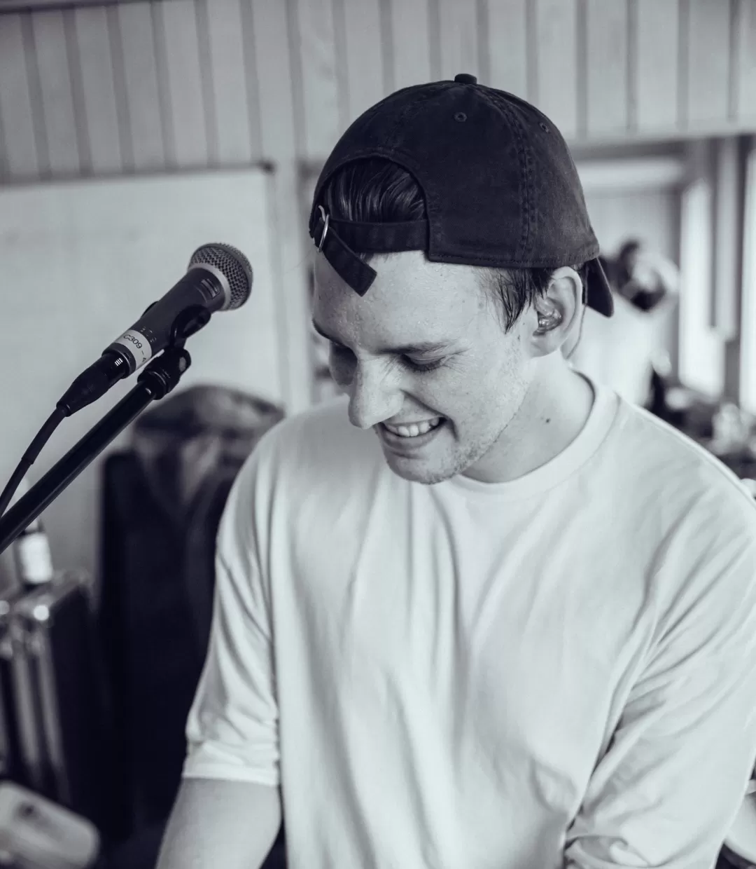 Porträt von Alexander Isenhardt am Keyboard