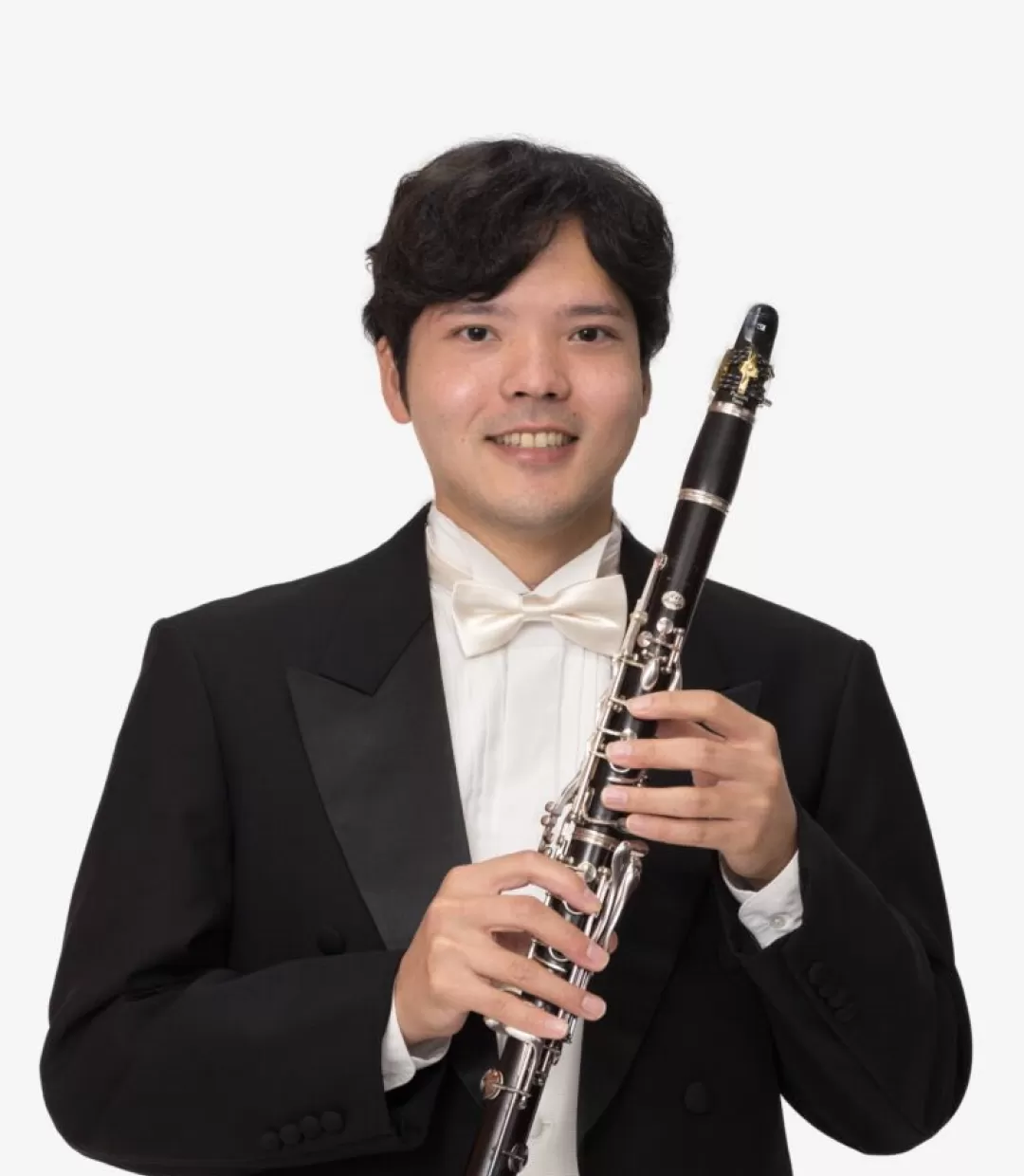 Koichiro Une mit Klarinette vor weißem Hintergrund