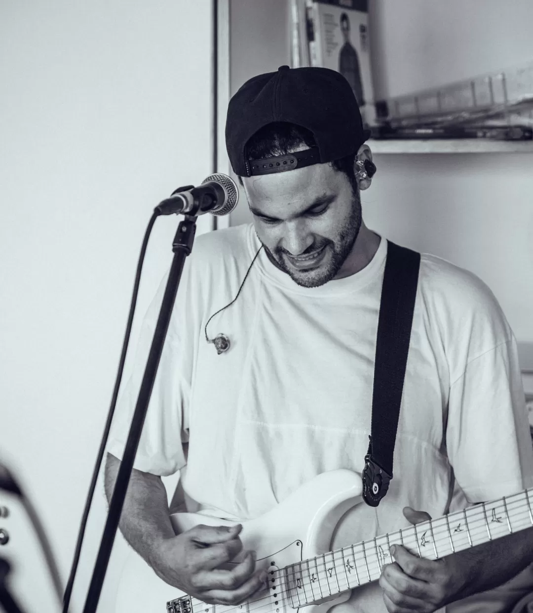 Porträt von Sammy Milo Crostewitz an der Gitarre