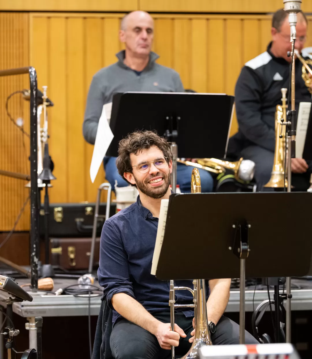 Posaunenstudent während einer Arbeitsphase mit der hr-Bigband in deren Studio