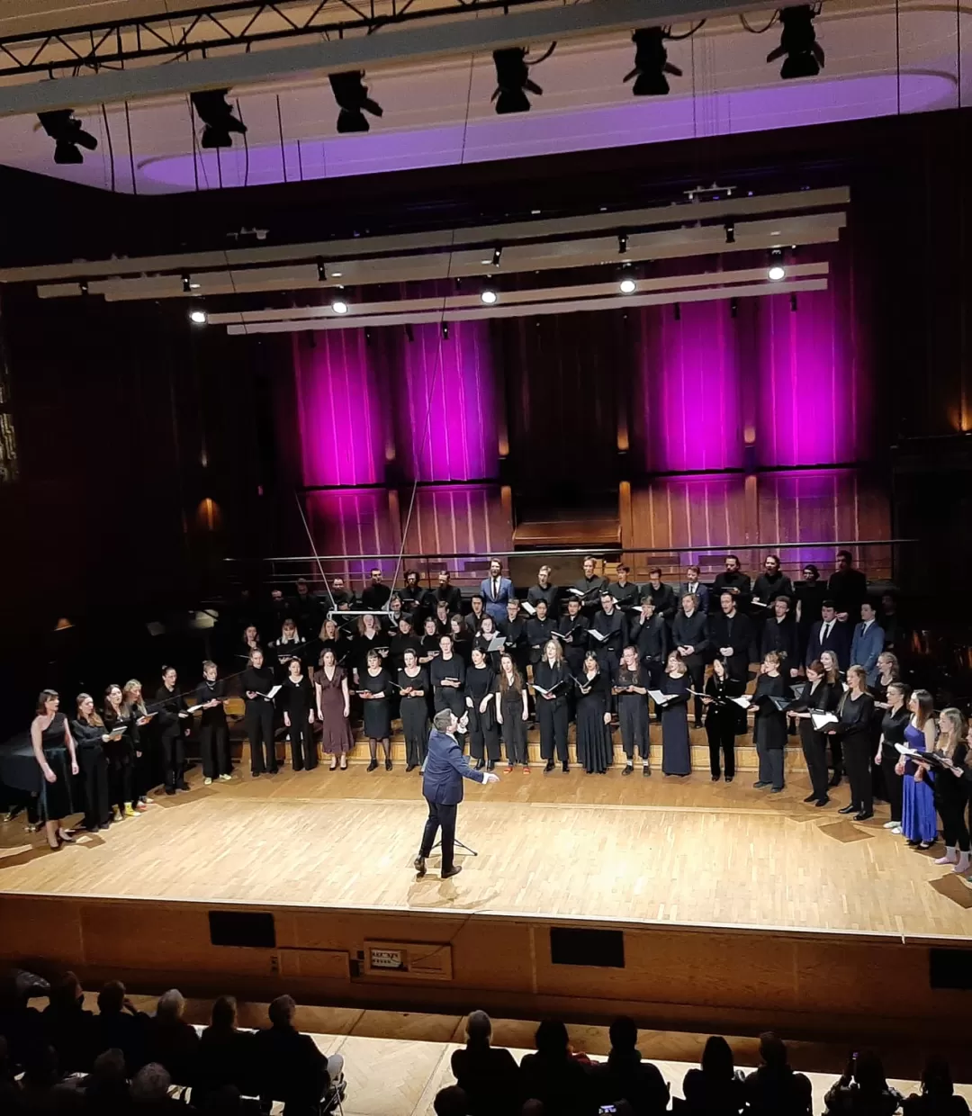 Alle Gruppen singen gemeinsam die Zugabe des Abschlusskonzerts auf der Bühne