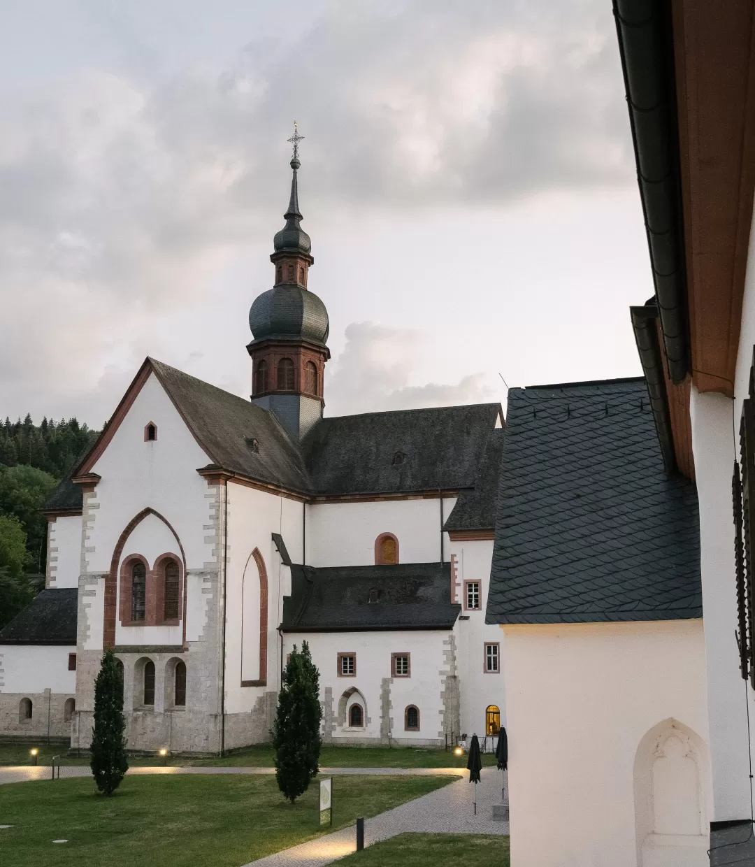 Außenansicht des Kloster Eberbach im Abendlicht