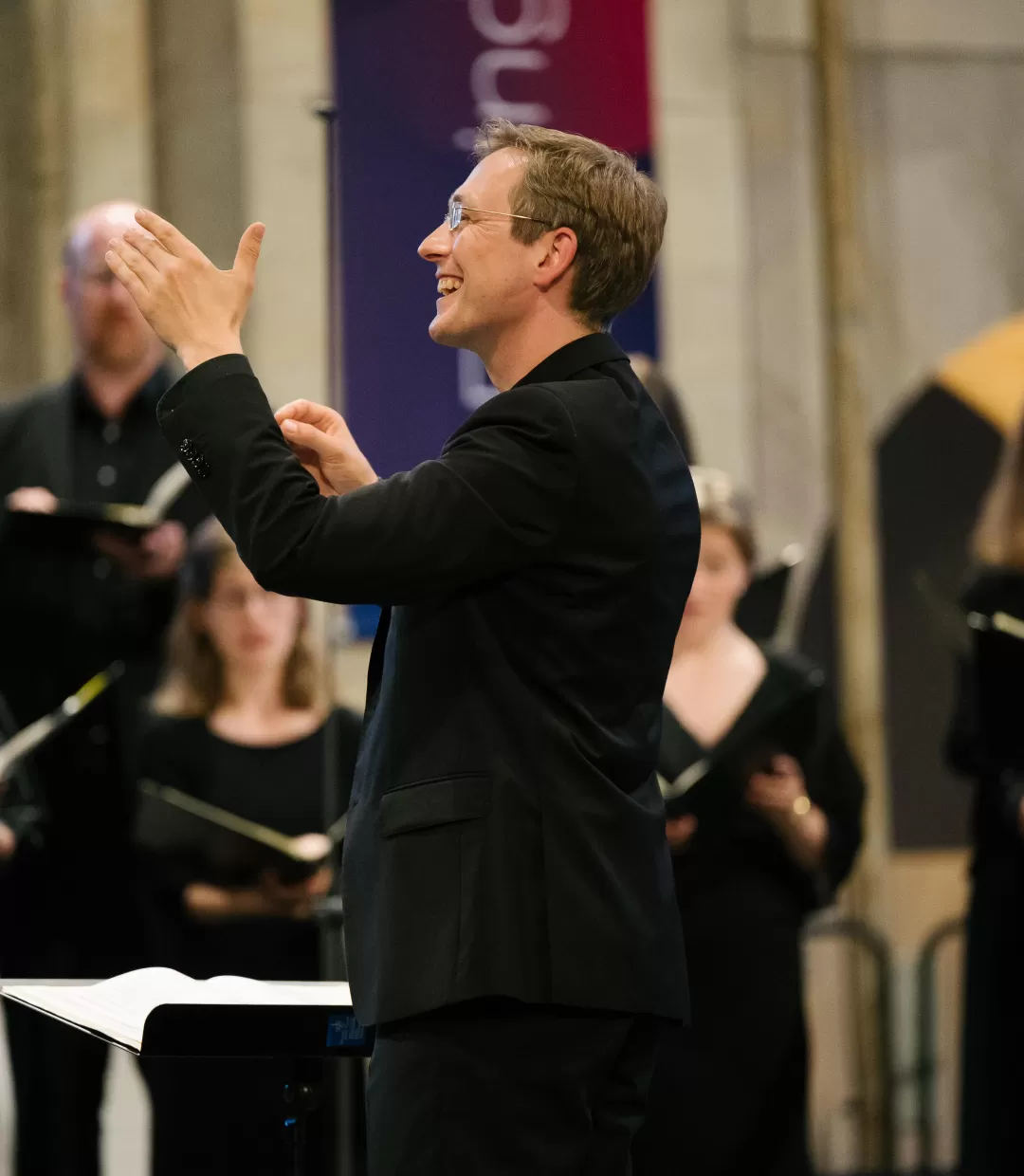 Pressefoto: Der Kammerchor der HfMDK unter der Leitung von Florian Lohmann im Kloster Eberbach 2022. Foto: Marvin Fuchs