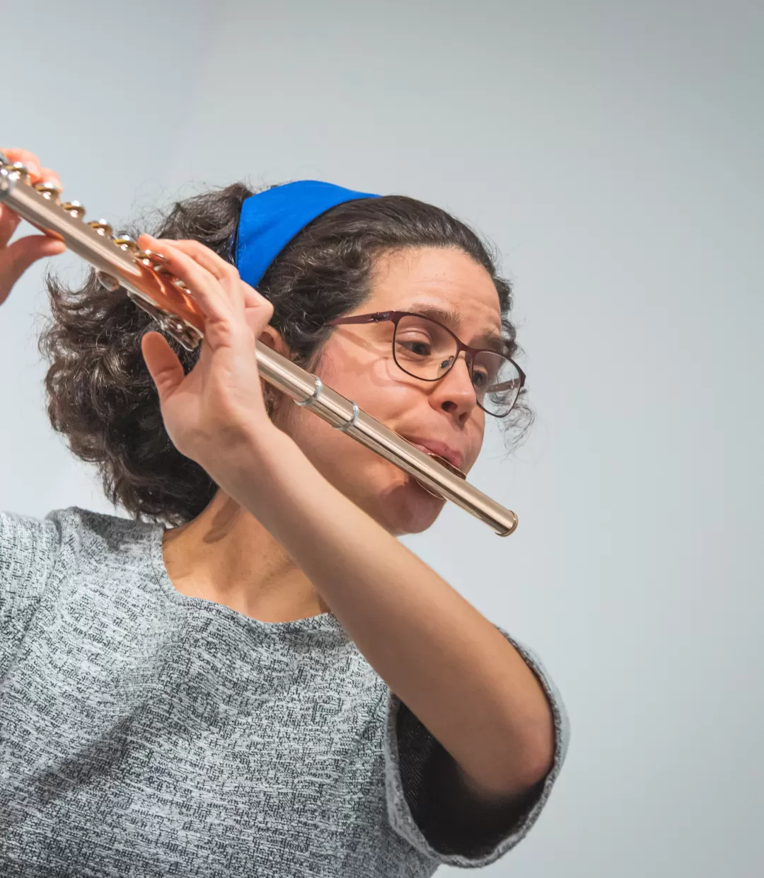 Léa Villeneuve spielt Querflöte.
