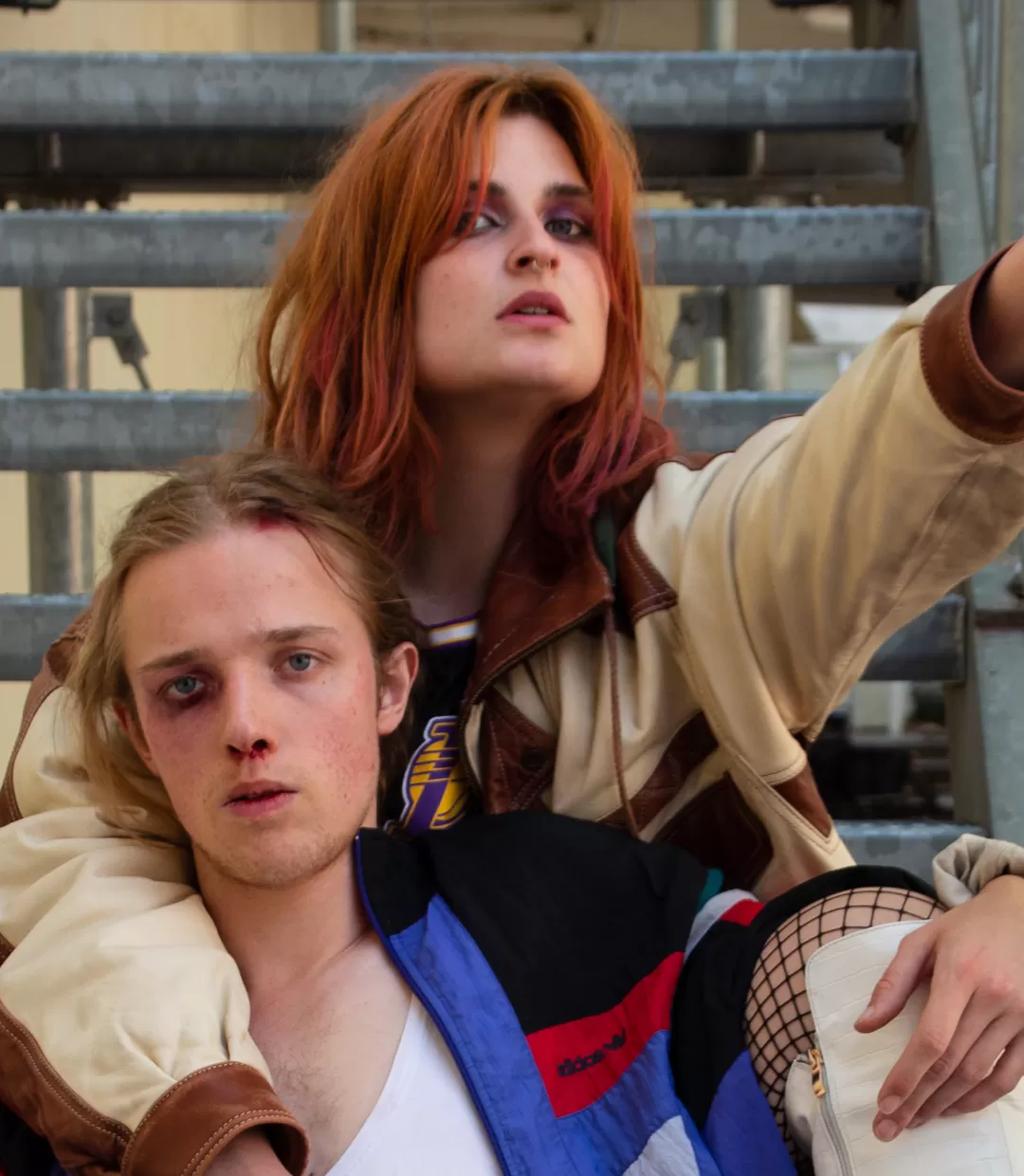 Zwei Studierende auf einer Treppe sitzend.