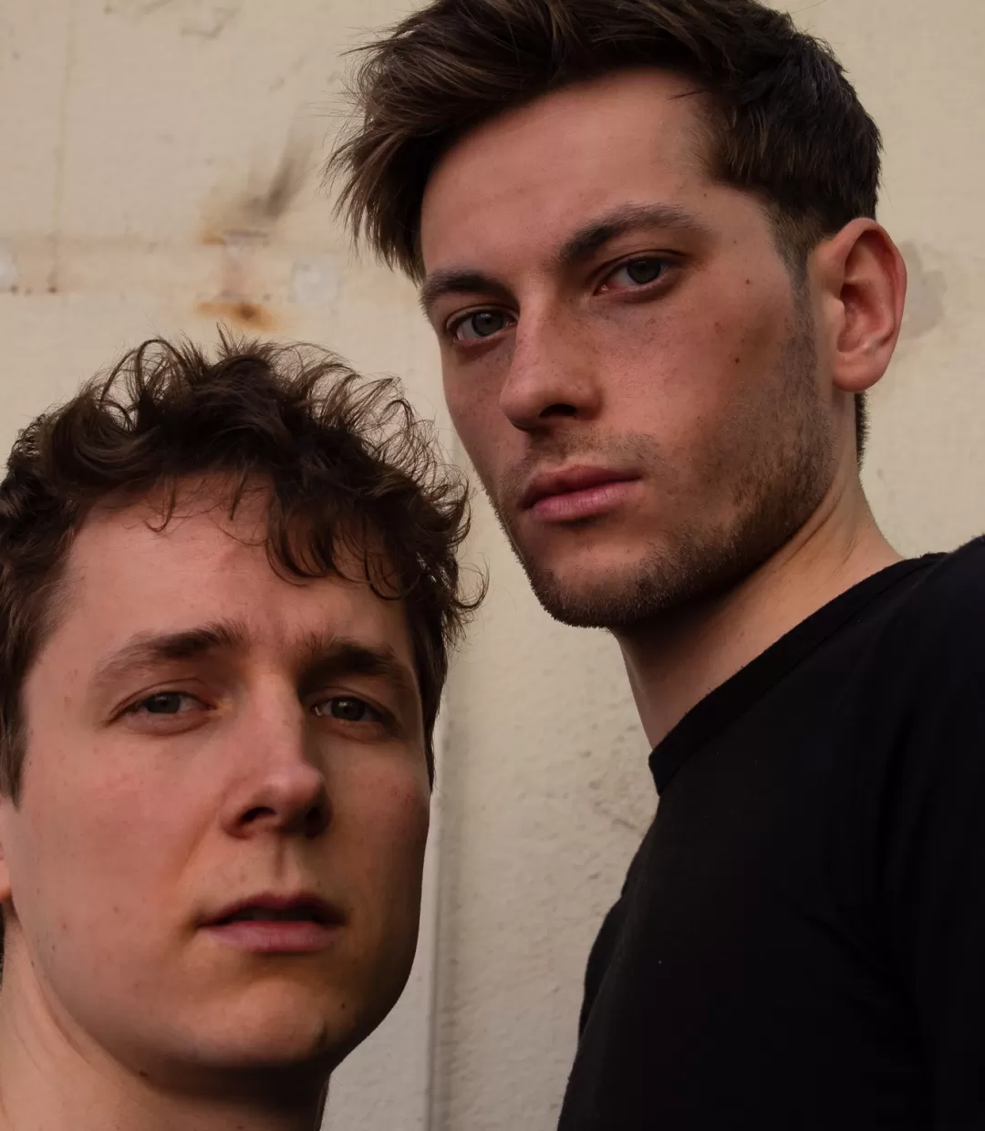 Portrait zwei Studierender mit strengem Blick.