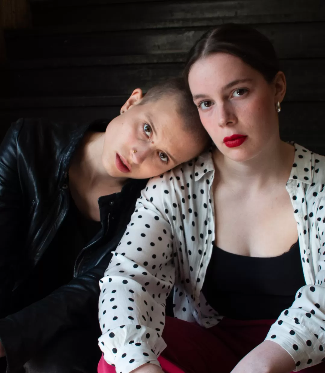 Zwei Studierende, eine legt ihren Kopf auf der Schulter der anderen ab.