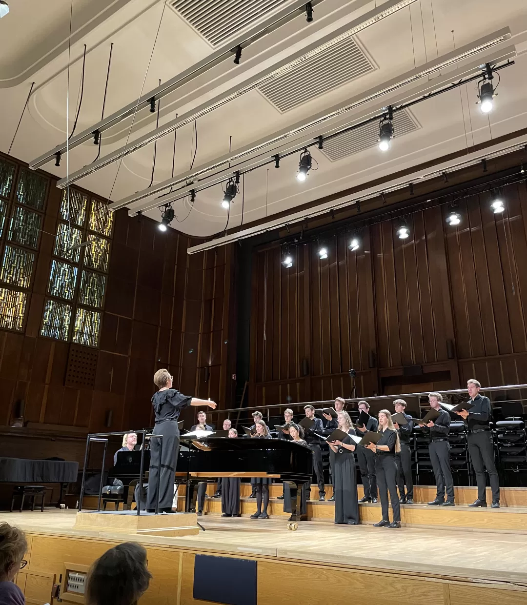 Studentin dirigiert Chor