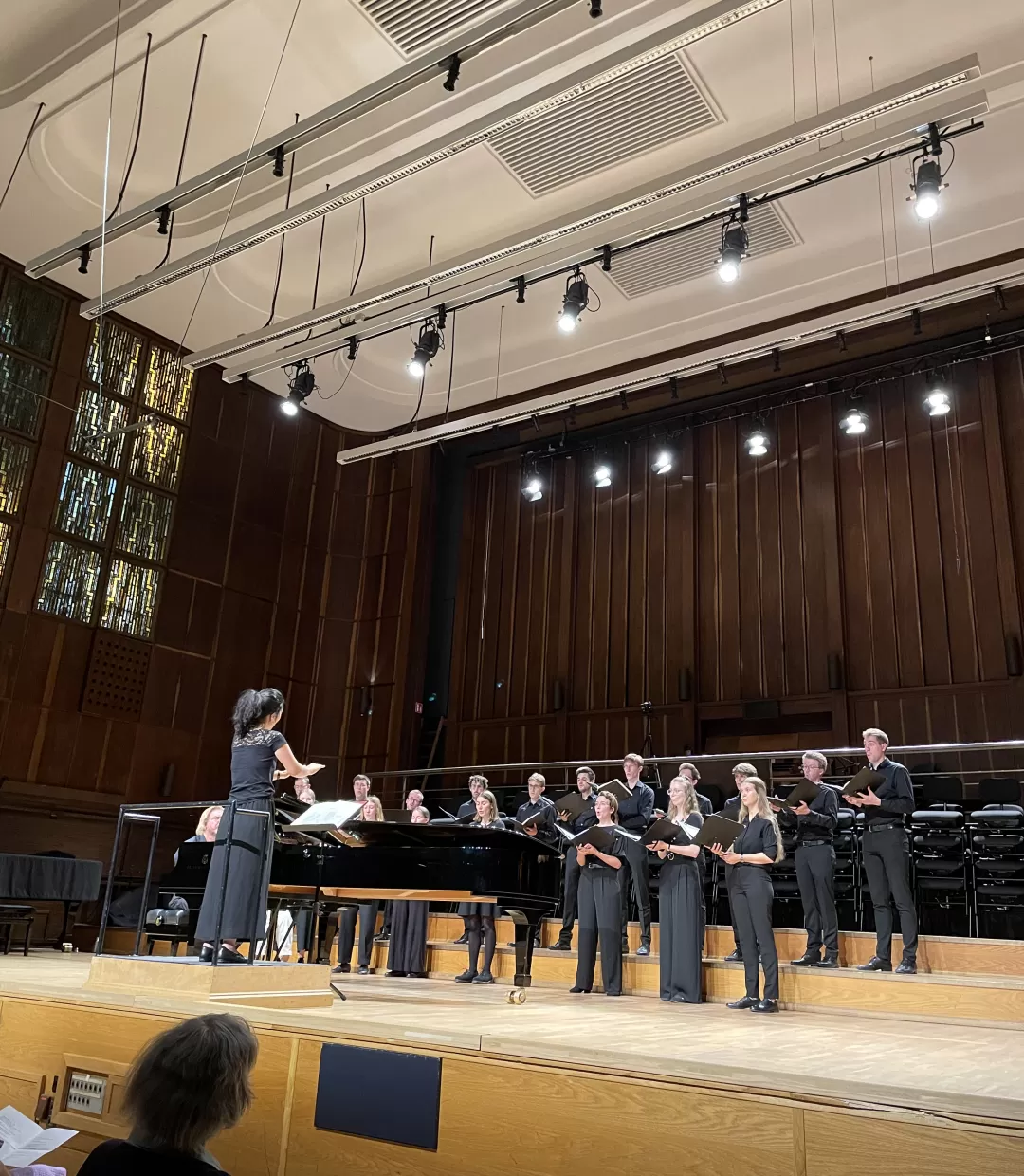 Studentin dirigiert Chor