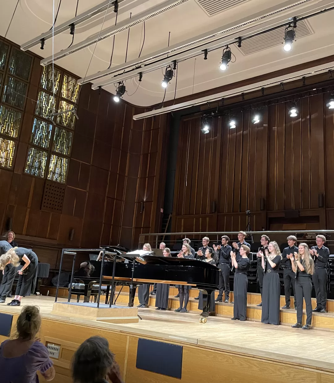 Solist und Solistin verbeugen sich, Chor applaudiert