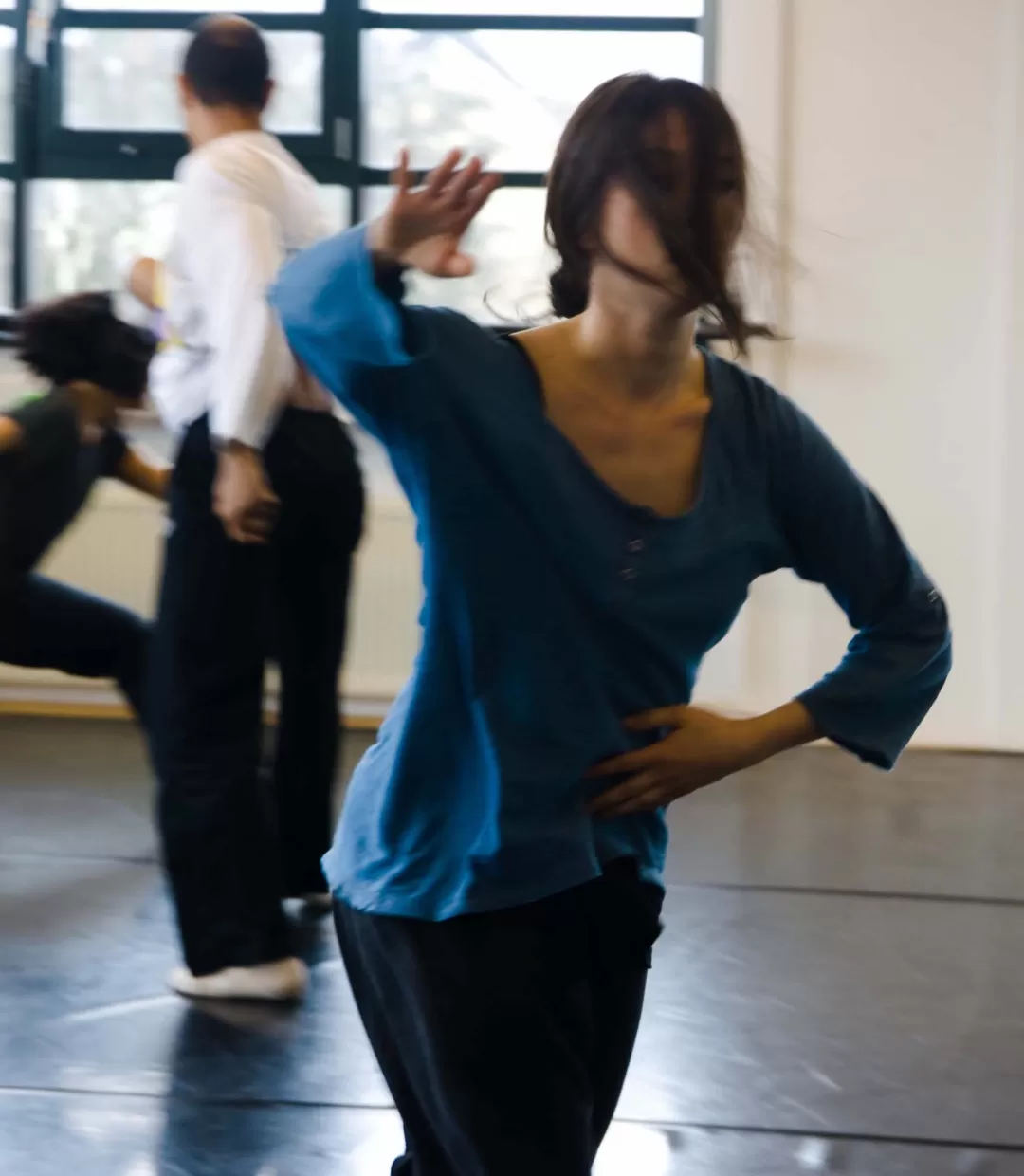 Tänzerin mitten in der Bewegung, ihre Haar fallen ihr übers Gesicht