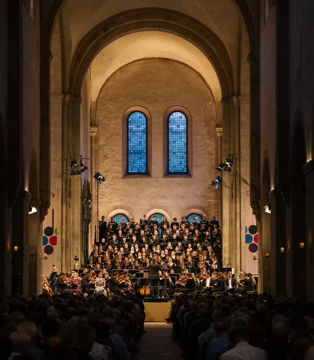 Komplettansicht der Bühne mit Chor und Orchester im Kloster Eberbach