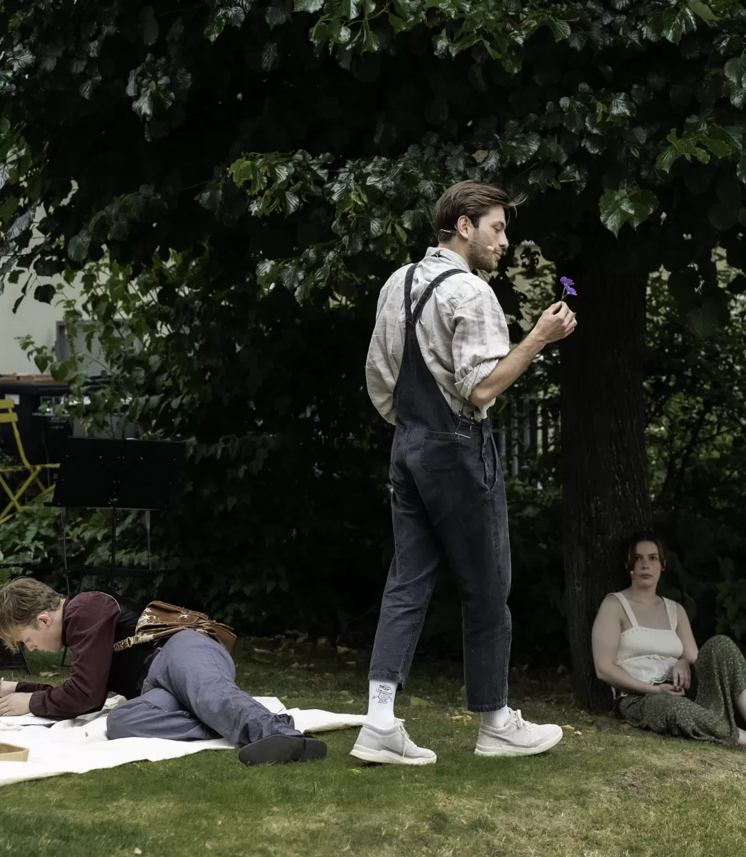 Ein Mann mit Blume geht über eine Wiese.