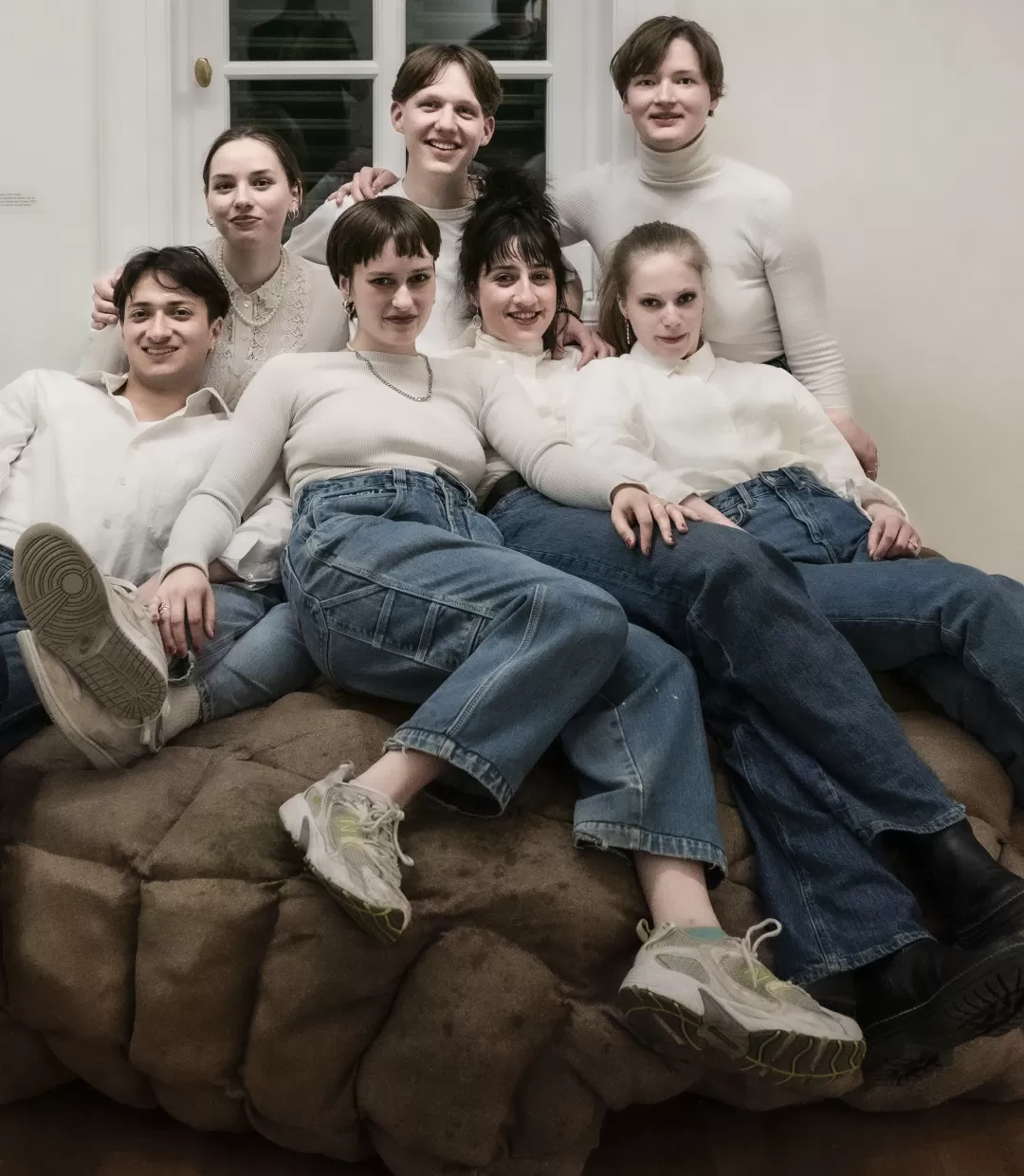 Gruppenfoto des 2. Jahrgangs Schauspiel