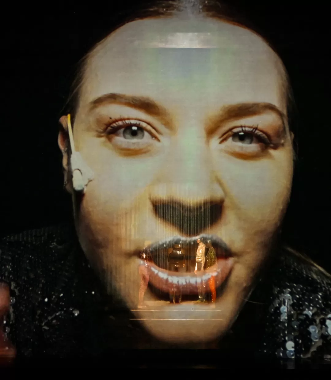 Videoprojektion des Gesichts einer Schauspielerin.